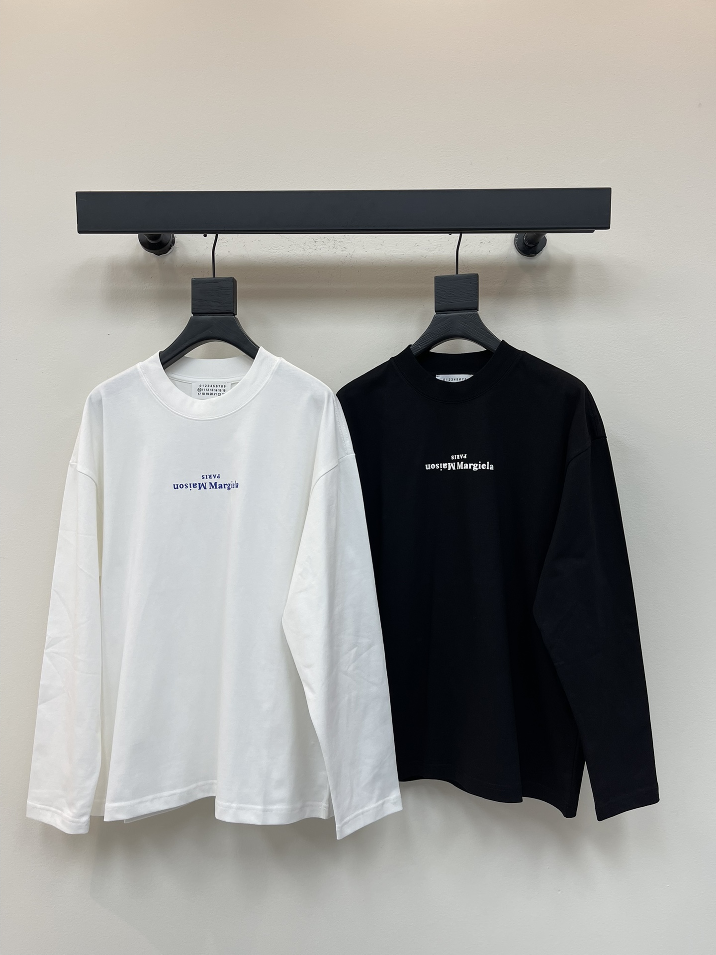 NO:486480,MM6 Maison Margiela*25 early autumn new printed round neck long-sleeved T-shirt. Maison Margiela has always insisted on breaking through tradition. This playful pattern of 100% cotton long-sleeved T breaks the dullness of daily life. It is printed with digital patterns, showing nostalgia and accidentality, and highlights the brand's personality. Loose style, the same style as men and women!  S-XL,masion margiela,masion margiela,tees,t-shirt,alexander wang19860909MM6马吉拉*25早秋新款印花圆领长袖T恤.Maison Margiela 一直坚持突破传统,这款百分百棉质长袖T的俏皮图案打破了日常生活的沉闷.印有数字图案,展现怀旧风情与偶然性,彰显品牌个性.宽松版型,男女同款！S-XL,,masion margiela,masion margiela,tees，t-shirt,alexander wang,Women's clothing