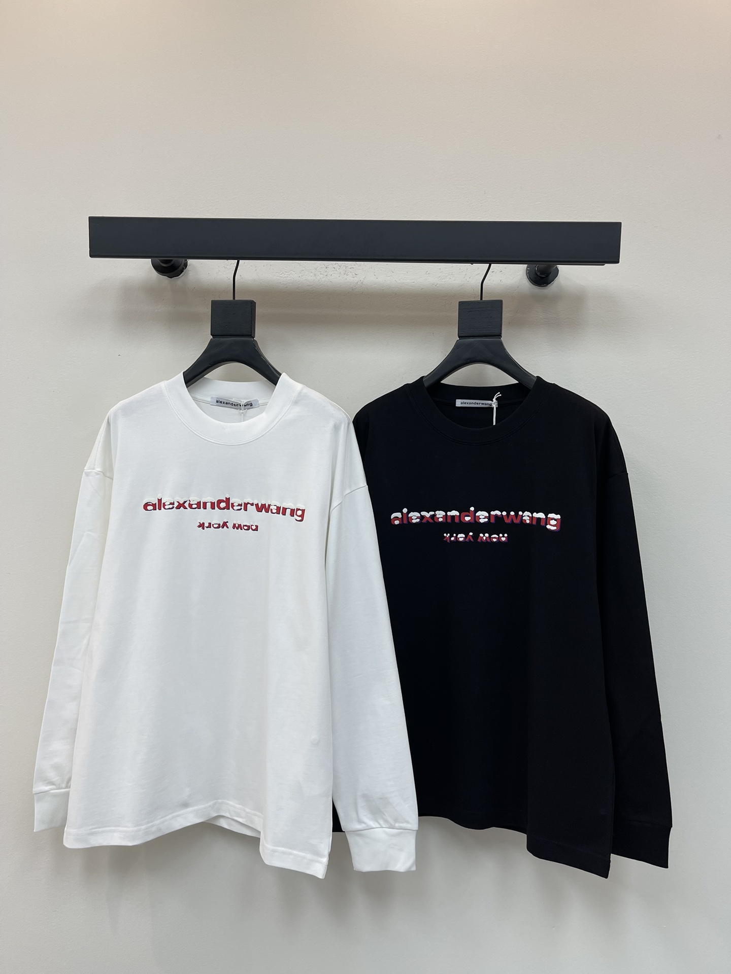 NO:486474,Alexanderwan* King 25 early autumn new round neck long-sleeved T-shirt with logo printed brand logo embellishment on the chest~ Loose round neck style and tailoring is not picky about the body!  Men and women wear single-fitting, layered inner wear is very good~ A basic item that can be closed and is both daily and fashionable. Size S-XL, alexander wang,tees, t-shirt, alexander wang19860909Alexanderwan*大王25早秋新款圆领长袖T恤 胸前饰有logo印花品牌标志点缀～ 宽松圆领版型剪裁不挑身形！ 男女穿不管单穿叠穿 内搭都非常不错~ 可以闭眼入的一款既日常又时髦的基础单品 尺码S-XL,,alexander wang,tees，t-shirt,alexander wang,Women's clothing