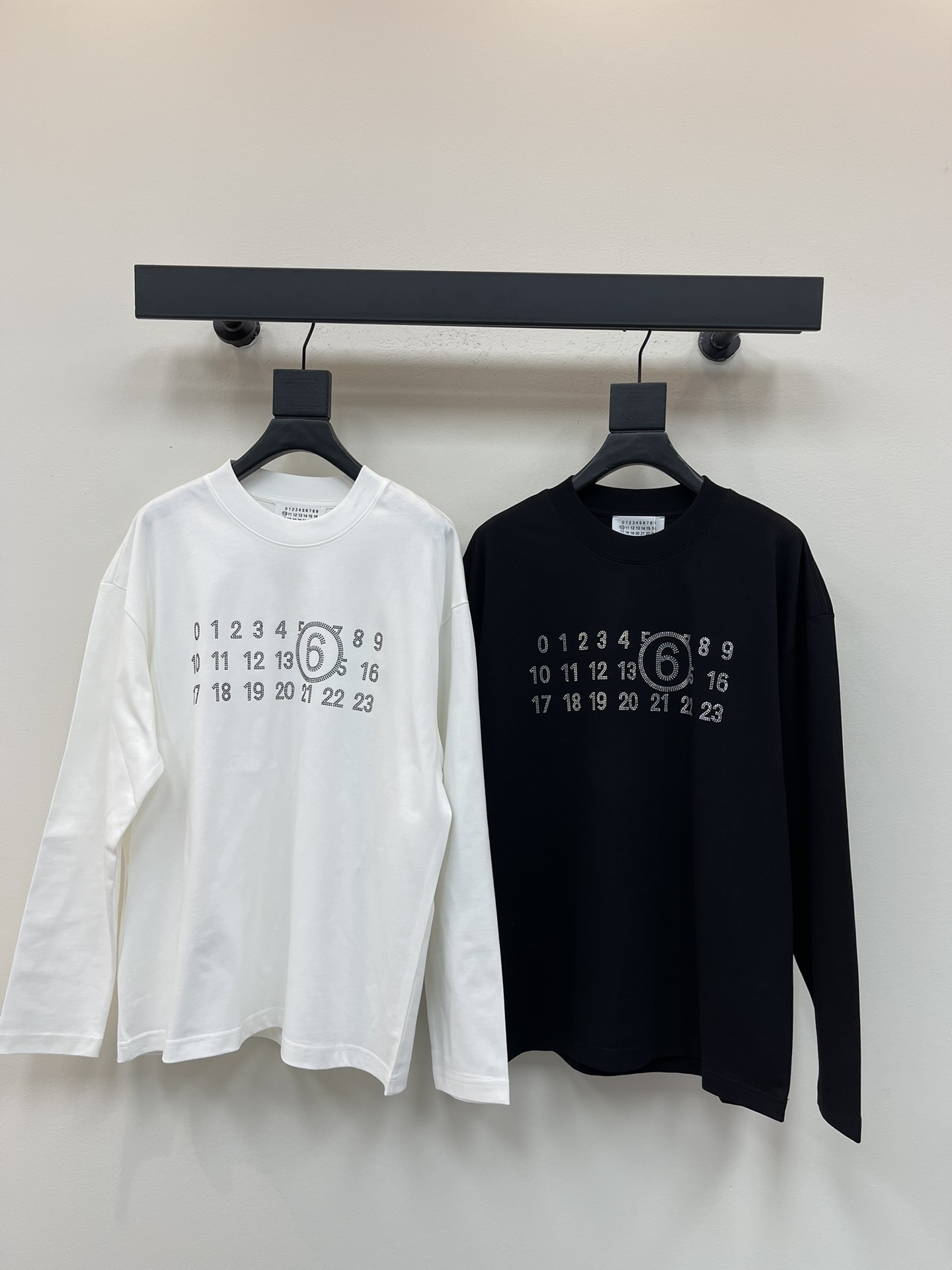 NO:486477,MM6 Maison Margiela * 25 early autumn new iron diamond round neck long-sleeved T-shirt. Maison Margiela has always insisted on breaking through tradition. This playful pattern of 100% cotton long-sleeved T-shirt breaks the dullness of daily life. It is printed with digital patterns, showing nostalgia and accidentality, and highlights the brand's personality. Loose style, the same style as men and women!  S-XL,masion margiela,masion margiela,tees,t-shirt,alexander wang19860909MM6马吉拉*25早秋新款烫钻圆领长袖T恤.Maison Margiela 一直坚持突破传统,这款百分百棉质长袖T的俏皮图案打破了日常生活的沉闷.印有数字图案,展现怀旧风情与偶然性,彰显品牌个性.宽松版型,男女同款！S-XL,,masion margiela,masion margiela,tees，t-shirt,alexander wang,Women's clothing