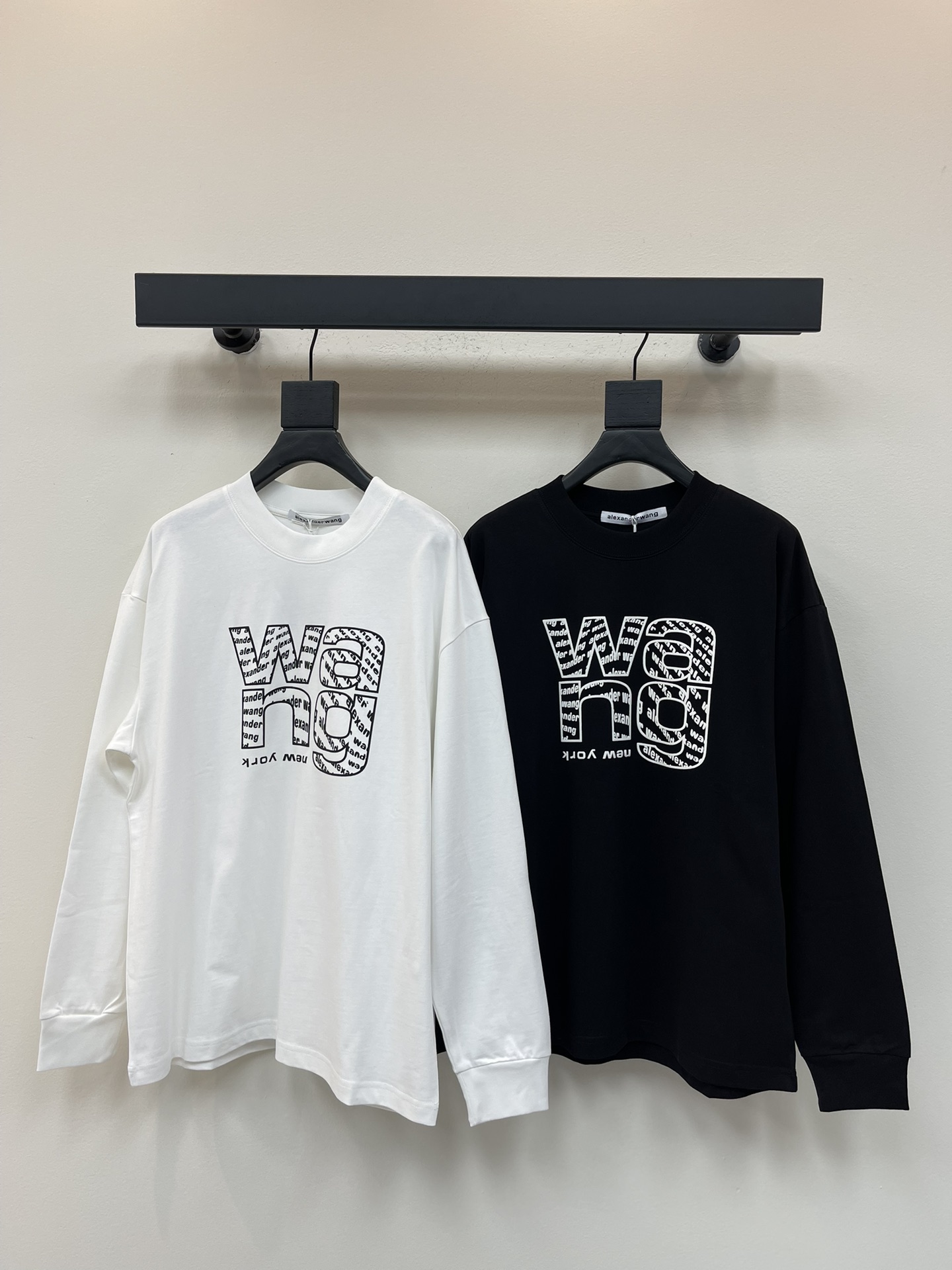 NO:486471,Alexanderwan* King 25 early autumn new round neck long-sleeved T-shirt with logo printed brand logo embellishment on the chest~ Loose round neck style and tailoring is not picky about the body!  Men and women wear single-fitting, layered inner wear is very good~ A basic item that can be closed and is both daily and fashionable. Size S-XL, alexander wang,tees, t-shirt, alexander wang19860909Alexanderwan*大王25早秋新款圆领长袖T恤 胸前饰有logo印花品牌标志点缀～ 宽松圆领版型剪裁不挑身形！ 男女穿不管单穿叠穿 内搭都非常不错~ 可以闭眼入的一款既日常又时髦的基础单品 尺码S-XL,,alexander wang,tees，t-shirt,alexander wang,Women's clothing