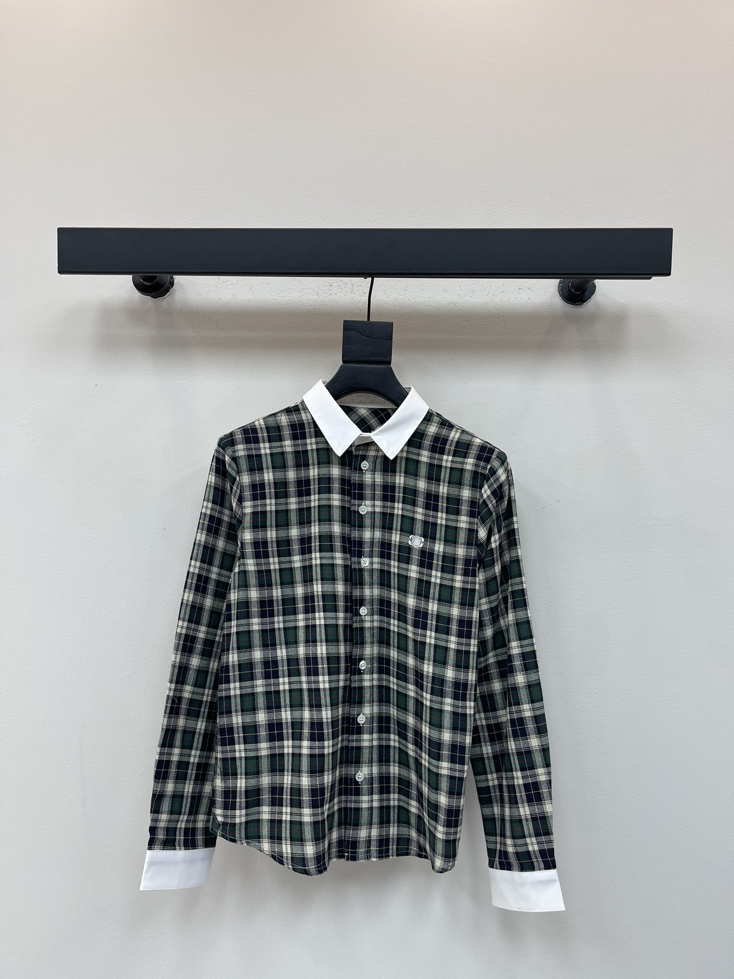 NO:485349,Celin* 25 early autumn new Arc de Triomphe embroidered checked lapel long-sleeved shirt丨Exclusive yb development!  High-end production!  Imported fixed-textured plaid pure cotton fabric, comfortable and easy to wear, crisp and stylish, with contrasting color Arc de Triomphe logo on the chest, contrasting color collar, forming a visual collision, adding a sense of casual and fashionable, and the visual effect is richer. Green temperament heroine shows high-end trend positioning, fashionable and fashionable SML,,celine,shirts,alexander wang19860909Celin* 25早秋新款 凯旋门刺绣格纹翻领长袖衬衫丨独家yb开发！高版出品！进口定织色织格纹纯棉面料 舒适好穿 挺括有型 胸前采用撞色凯旋门logo 撞色衣领 形成视觉碰撞 增添休闲时尚感 视觉效果更显丰富 绿色系气质大女主 彰显高端潮流定位 时髦洋气 SML,,celine,shirts,alexander wang,Women's clothing