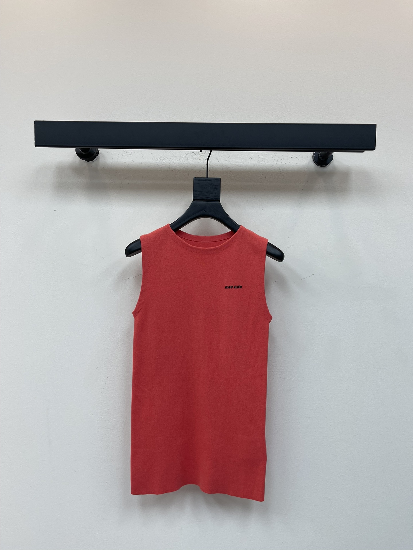 NO:484259,* 25 early autumn new round neck knitted vest. Soft fabric shines with silk luster, showing the contrast between exquisite simplicity and sensuality in classic and bright colors. This knitted top is designed for women's layered look. SML, alexander wang19860909*25早秋新款圆领针织背心.柔软的面料闪耀着丝绸的光泽,在经典和鲜艳色彩中展现精致简约与感性特质的对比.这款针织上衣专为女性层次感造型设计.SML,,alexander wang,Women's clothing