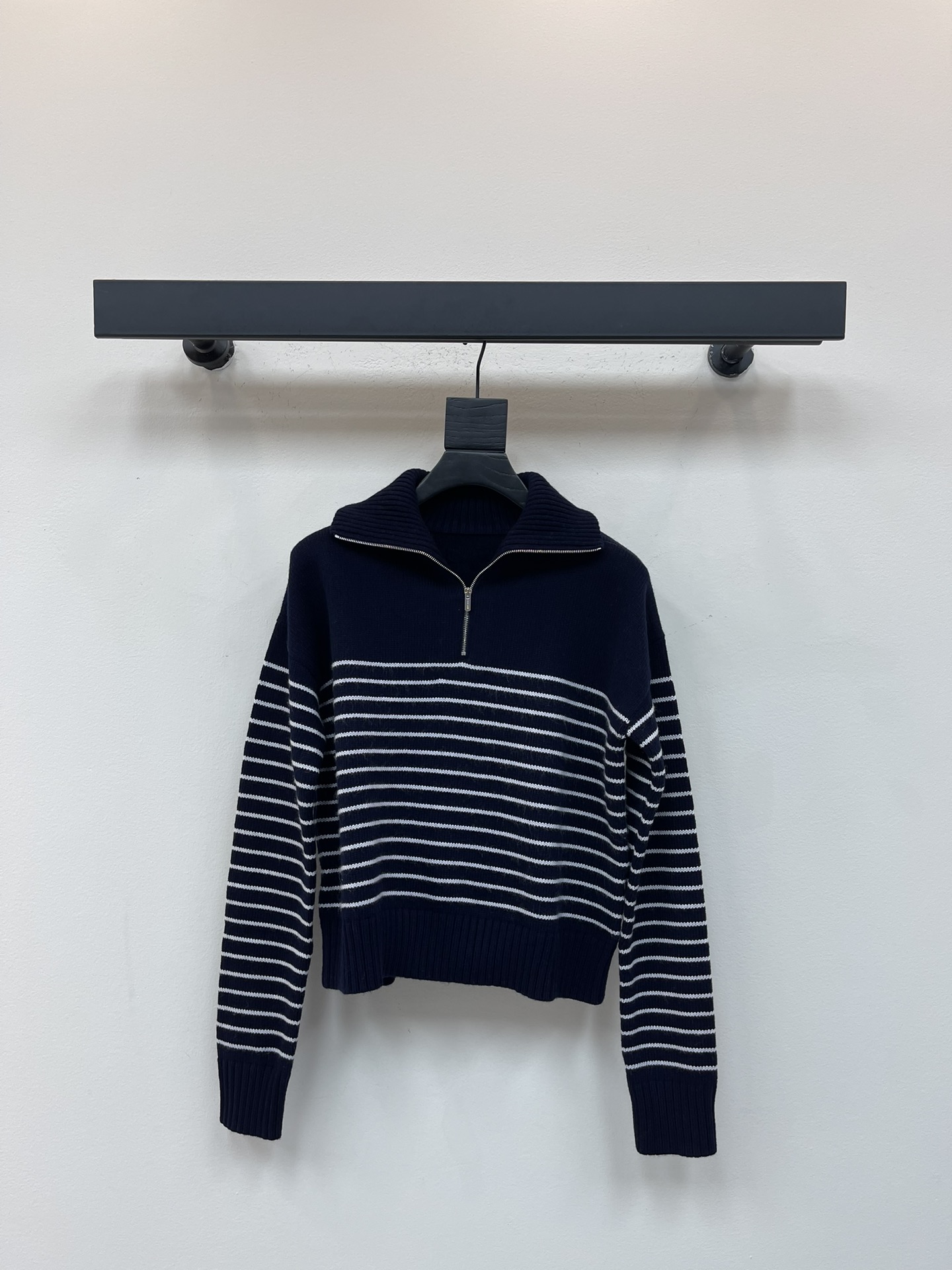 NO:484263,*25 early autumn new half-zipper knit sweater. This cashmere sweater looks unique due to its exquisite craftsmanship and presents a full texture effect. The iconic striped pattern, slightly loose fit, wide collar and ribbed knit hem enrich the design!  SML, hoodie, sweatshirts, sweaters, alexander wang19860909*25早秋新款半拉链针织卫衣.这款羊绒毛衣因其精致的工艺而显得独特,呈现饱满的纹理效果.标志性的条纹图案、略显宽松的版型、宽领和罗纹针织下摆丰富了设计！SML,,hoodie,sweatshirts,sweaters,alexander wang,Women's clothing