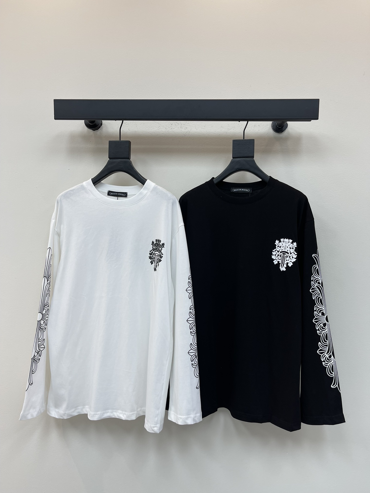 NO:486486,Chrome heart* Croxin sword print long sleeve T. The neckline is high-quality, heavy thread, fixed-woven, fixed-dyed double-yarn pure cotton fabric, super conspicuous, beautiful, super atmospheric, and the same style for men and women! The overall upper body shows fashion and personality, and it is even more popular for couples to wear it together!! The same style for men and women!  S-XL, chrome hearts, chrome hearts, tees, t-shirt, alexander wang19860909Chrome heart*克罗心宝剑印花长袖T.领口高克重螺纹,定织定染双纱纯棉面料,超级显眼超级好看超级大气,男女同款!整体上身特彰显时尚和个性,情侣一起穿更是炸街王牌推荐t恤!!男女同款！S-XL,,chrome hearts,chrome hearts,tees，t-shirt,alexander wang,Women's clothing