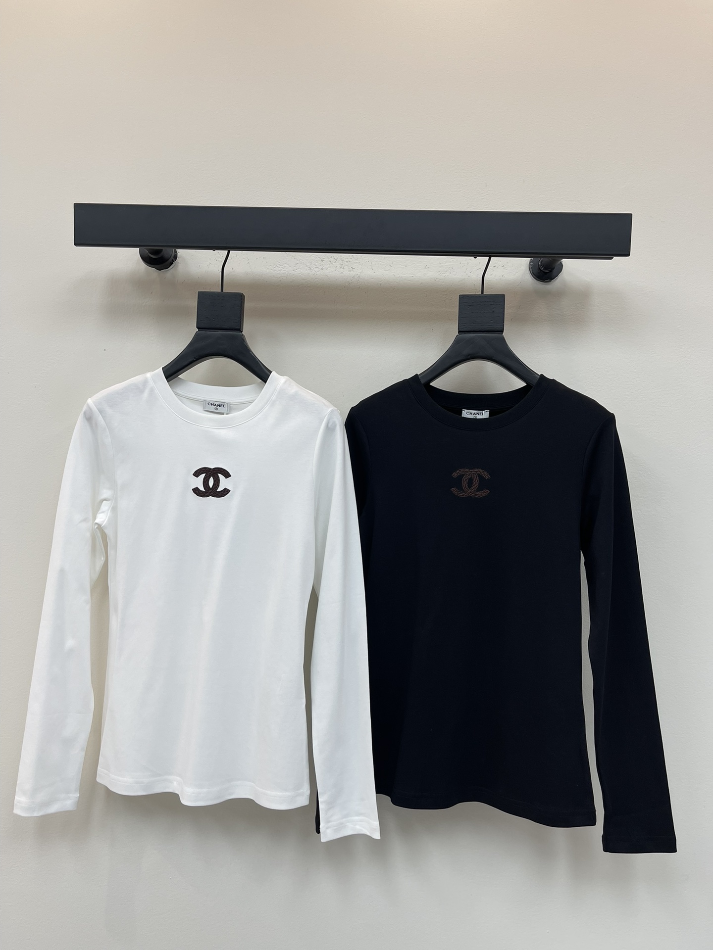 NO:486501,Chane*25 early autumn new round neck double C long-sleeved top Customized YB native cotton material breathable and comfortable, full texture. Regular round neck top cut to highlight the brand style. Made of gram-weight pure cotton, elastic and close-fitting, presenting a slimming visual effect. The whole garment chest uses craftsmanship to outline the woven double C logo to enhance brand identity. Fashionable and high-end feel immediately create a personal style. Fashionable and relaxed. The inner wear is brilliant and fashionable. SML, chanel, alexander wang19860909Chane*25早秋新款圆领双C长袖上衣 定制YB原生全棉材质 透气舒适 质感十足 常规圆领上衣裁剪 凸显品牌格调 采用克重纯棉制成 弹性贴身感十足 呈现显瘦视觉效果 整件成衣胸前利用工艺勾勒出编织风格的双C徽标 加强品牌标识度 时尚高级感立现 打造个性风格 时髦松弛 单穿内搭都出彩时髦 SML,,chanel,alexander wang,Women's clothing