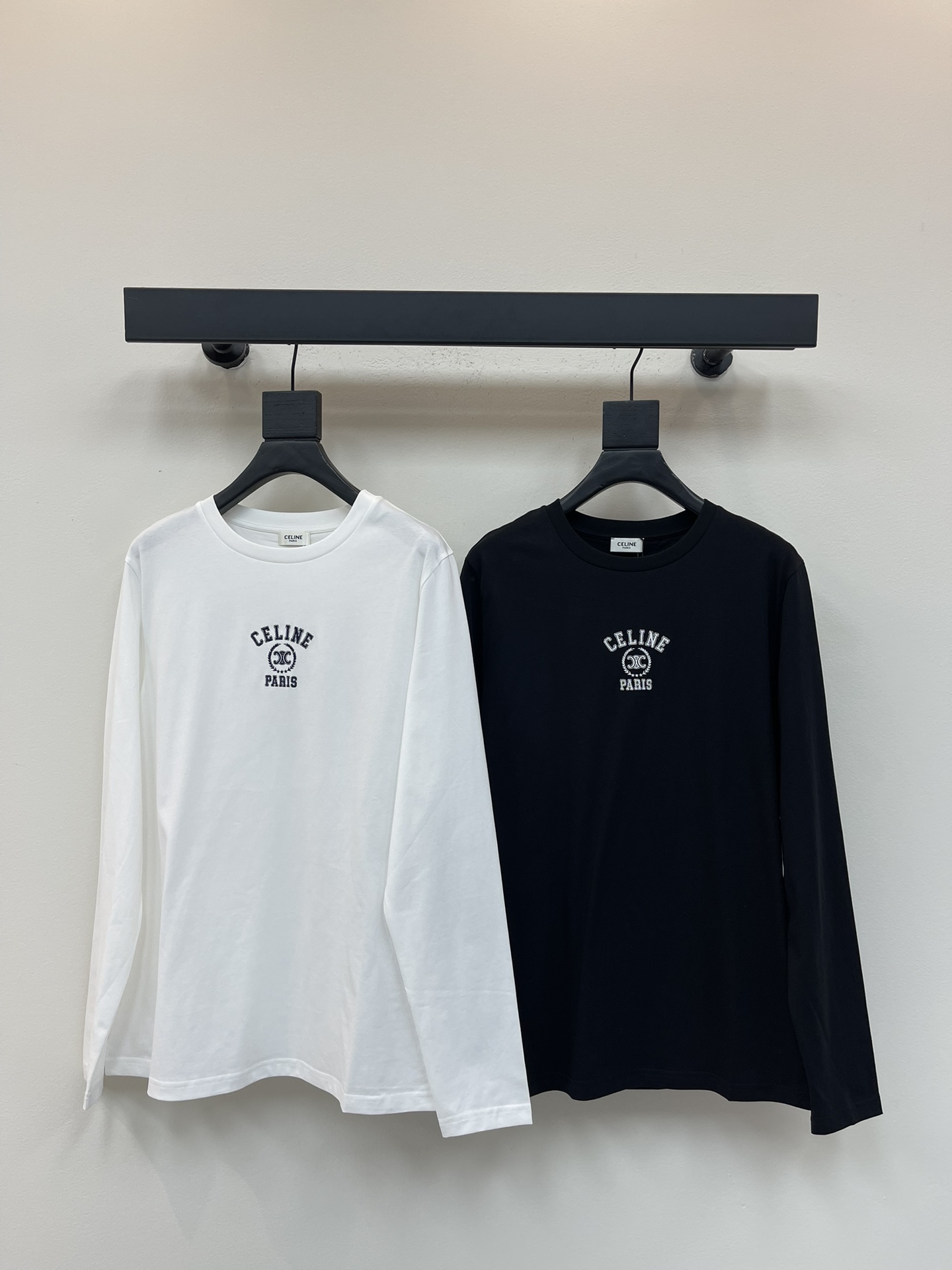 NO:486497,Celin*25 early autumn new embroidered round neck long-sleeved T-loose and lazy style, casual and sexy, comfortable, cloud-like, whoever wears the upper body feels comfortable!  Simple and high-end, matching single-straight layering!  A must-have for everyday outfits!  SML, celine,alexander wang19860909Celin*25早秋新款刺绣圆领长袖T 宽松慵懒版型 随性感拉满 云感舒适 上身的触感谁穿谁知道的舒服！ 简约高级,单穿叠穿都搭配！ 日常穿搭必备！ SML,,celine,alexander wang,Women's clothing