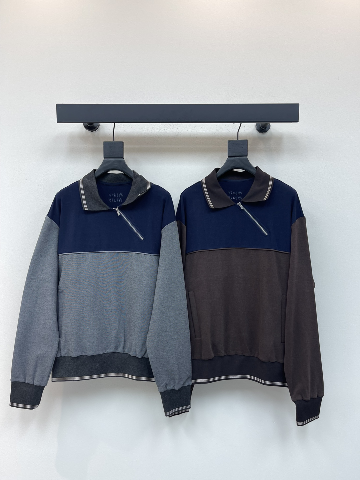 NO:484267,*25 early autumn new sieve zipper contrasting sweatshirt.miu sieve contrasting sweatshirt. Contrasting collar striped elements. The collar is spliced ​​with side zippers. The sleeves and body are contrasting in color. The back is decorated with brand logo logo. A sweatshirt full of design!  SML, miumiu, hoodie, sweatshirts, alexander wang19860909*25早秋新款斜拉链撞色卫衣.miu斜拉链撞色卫衣 衣领撞色条纹元素 领口拼接了侧拉链 袖子和衣身采用了撞色设计 后背饰有品牌徽标logo 设计感满满的一件卫衣！SML,,miumiu,hoodie,sweatshirts,alexander wang,Women's clothing