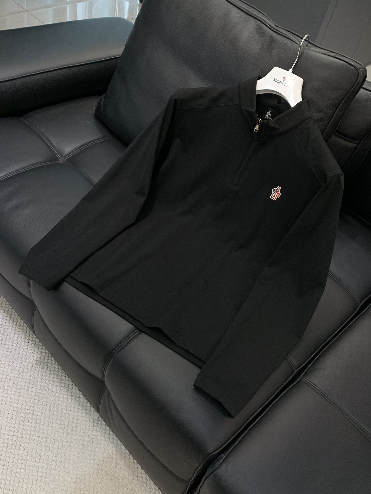 ，Moncler 蒙口，2025秋季最新品，专柜同步有售，原单狠货，时尚休闲圆领长袖T恤，上身舒适！吸睛