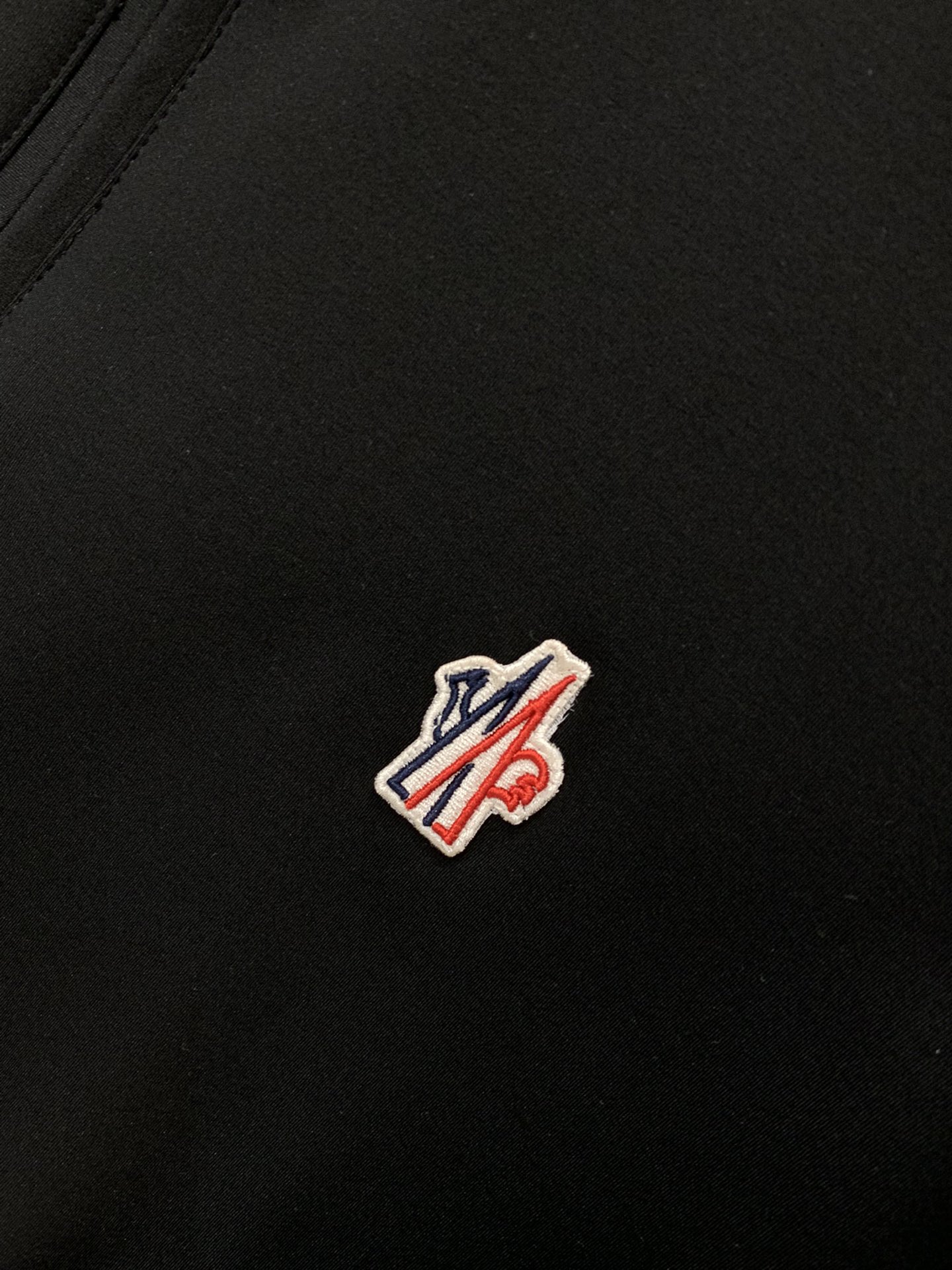 ，Moncler 蒙口，2025秋季最新品，专柜同步有售，原单狠货，时尚休闲圆领长袖T恤，上身舒适！吸睛