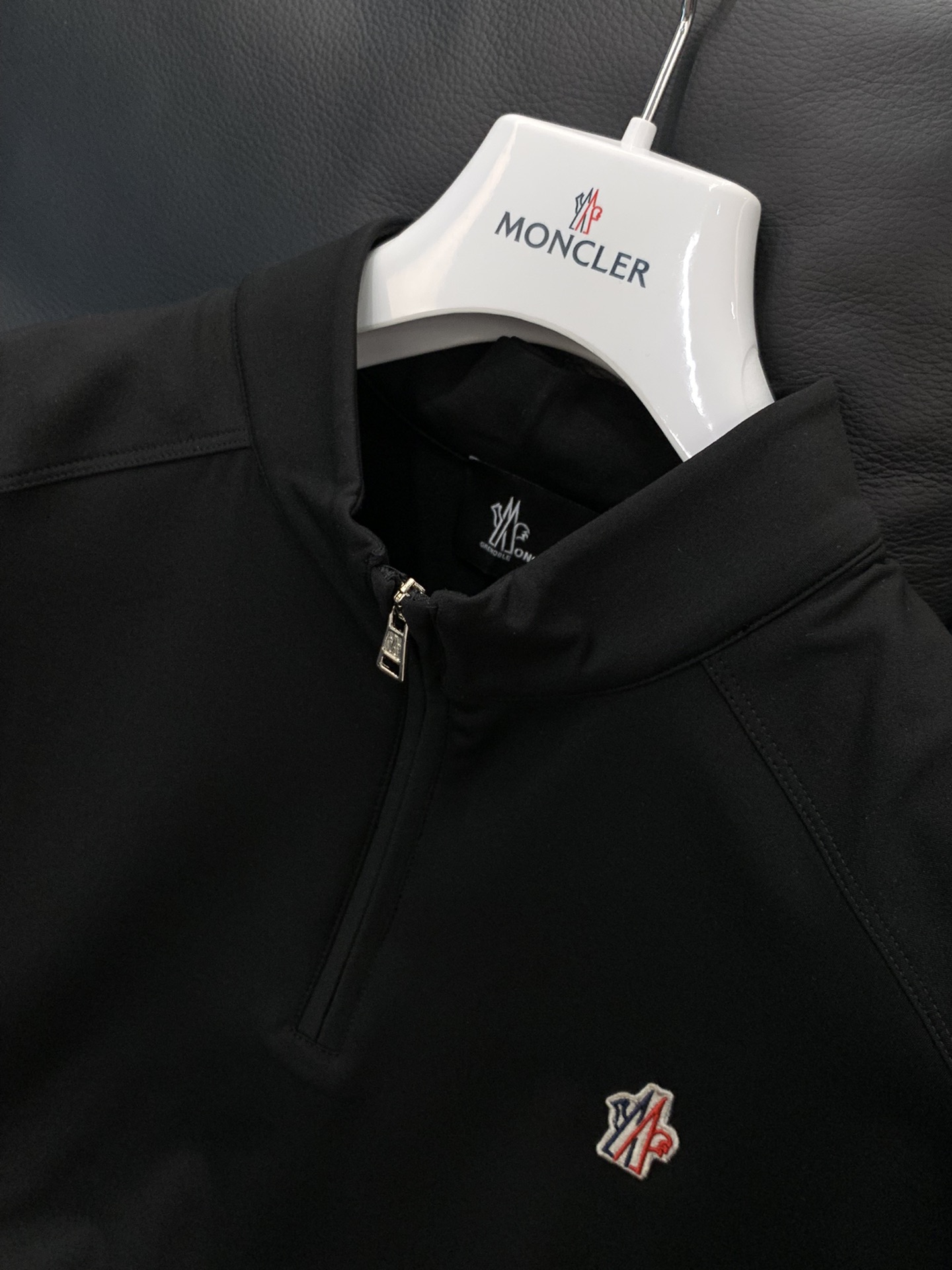 ，Moncler 蒙口，2025秋季最新品，专柜同步有售，原单狠货，时尚休闲圆领长袖T恤，上身舒适！吸睛