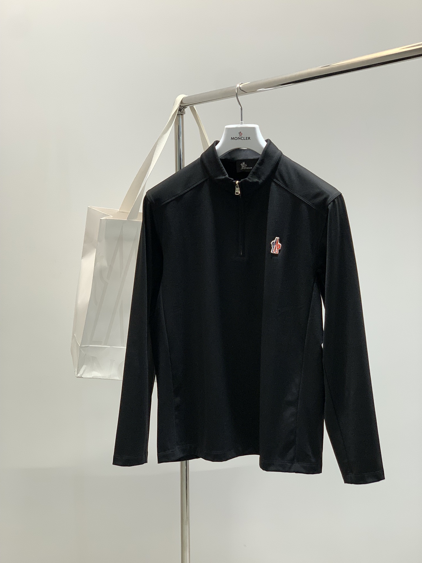 ，Moncler 蒙口，2025秋季最新品，专柜同步有售，原单狠货，时尚休闲圆领长袖T恤，上身舒适！吸睛