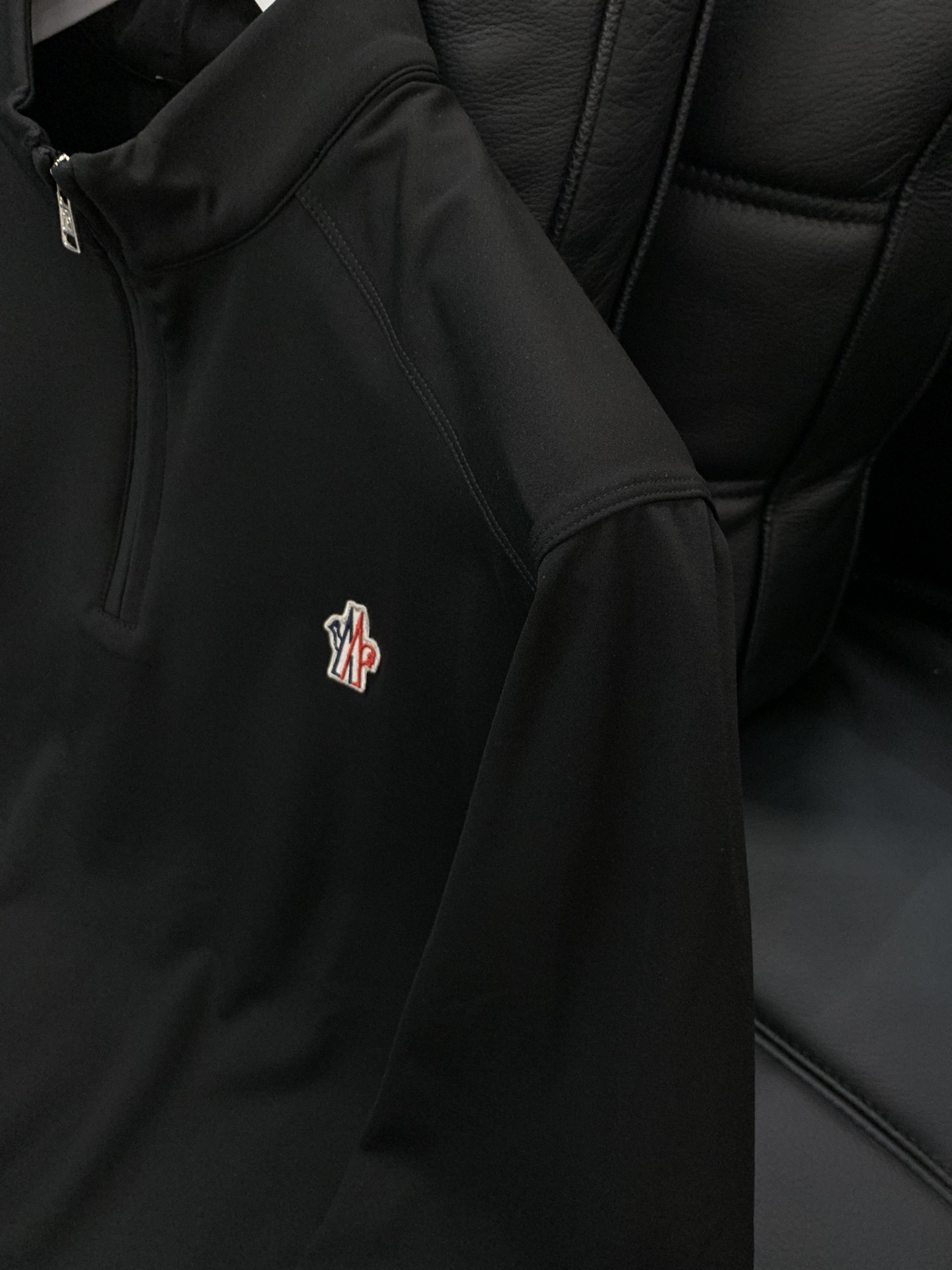 ，Moncler 蒙口，2025秋季最新品，专柜同步有售，原单狠货，时尚休闲圆领长袖T恤，上身舒适！吸睛