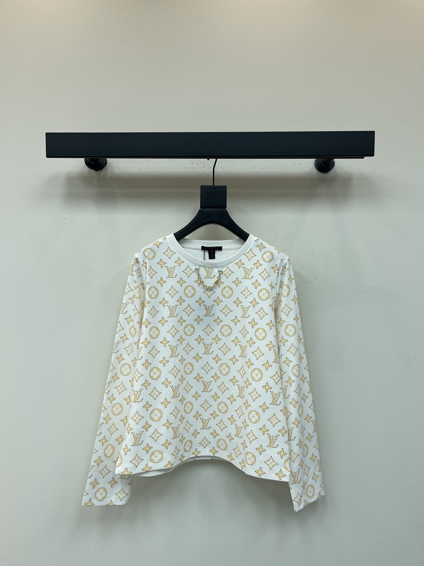 NO:485364,Louis Vuitto*25 early autumn new round neck printed chain long-sleeved top custom YB twill cotton material breathable and comfortable, full texture. Regular long-sleeved top cut to highlight the brand style. Made of gram-weight pure cotton, slightly elastic, and slimming visual effect. The neckline is marked with metal letters and chains in the same color, threaded edges as design highlights. The large body is printed with four-leaf clover letters. The breakpoint hook edge effect has a sudden increase in youthful atmosphere. The inner wear is brilliant and fashionable. SML,,louis vuitton,alexander wang19860909Louis Vuitto*25早秋新款圆领印花链条长袖上衣 定制YB斜纹全棉材质 透气舒适 质感十足 常规长袖上衣裁剪 凸显品牌格调 采用克重纯棉制成 略带有弹力 呈现显瘦视觉效果 领口以金属字母标链条同色系螺纹包边作设计亮点 大身满印四叶草字母图案 配合断点钩边效果 青春气氛骤增 单穿内搭都出彩时髦 SML,,louis vuitton,alexander wang,Women's clothing