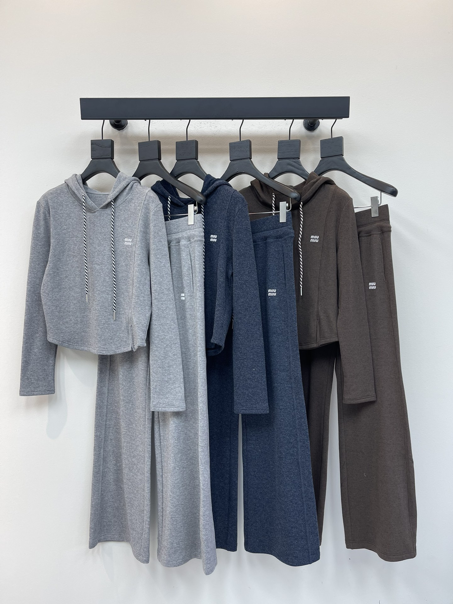 NO:485369,Miumi*25 early autumn new hooded drawstring top trousers suit Customized YB imported cotton material Suitable for autumn thickness Comfortable and easy to wear Hooded drawstring top trousers suit Cable pattern braided rope is eye-catching and fashionable, easy to adjust, slim and short style, more personality, echoing the trousers pocket decoration, highlighting brand positioning, improving texture, adding fashionable charm to the overall look, with drawstring wide-leg straight trousers set, worry-free, the best choice for daily casual outfits, slack and fashionable SML 1,,miumiu,hats,alexander wang19860909Miumi*25早秋新款连帽抽绳上衣长裤套装 定制YB进口人棉材质 适合秋季厚度 舒适好穿 连帽抽绳上衣长裤套装 绞花纹编织绳亮眼时髦 调节方便 修身短款版型 配合胸前品牌徽标更显个性 与长裤口袋装饰上下呼应 彰显品牌定位 提升质感 为整体造型增添了时尚魅力 与抽绳阔腿直筒长裤成套上身 穿搭无忧 日常休闲穿搭的不二之选 松弛洋气 SML 一,,miumiu,hats,alexander wang,Women's clothing