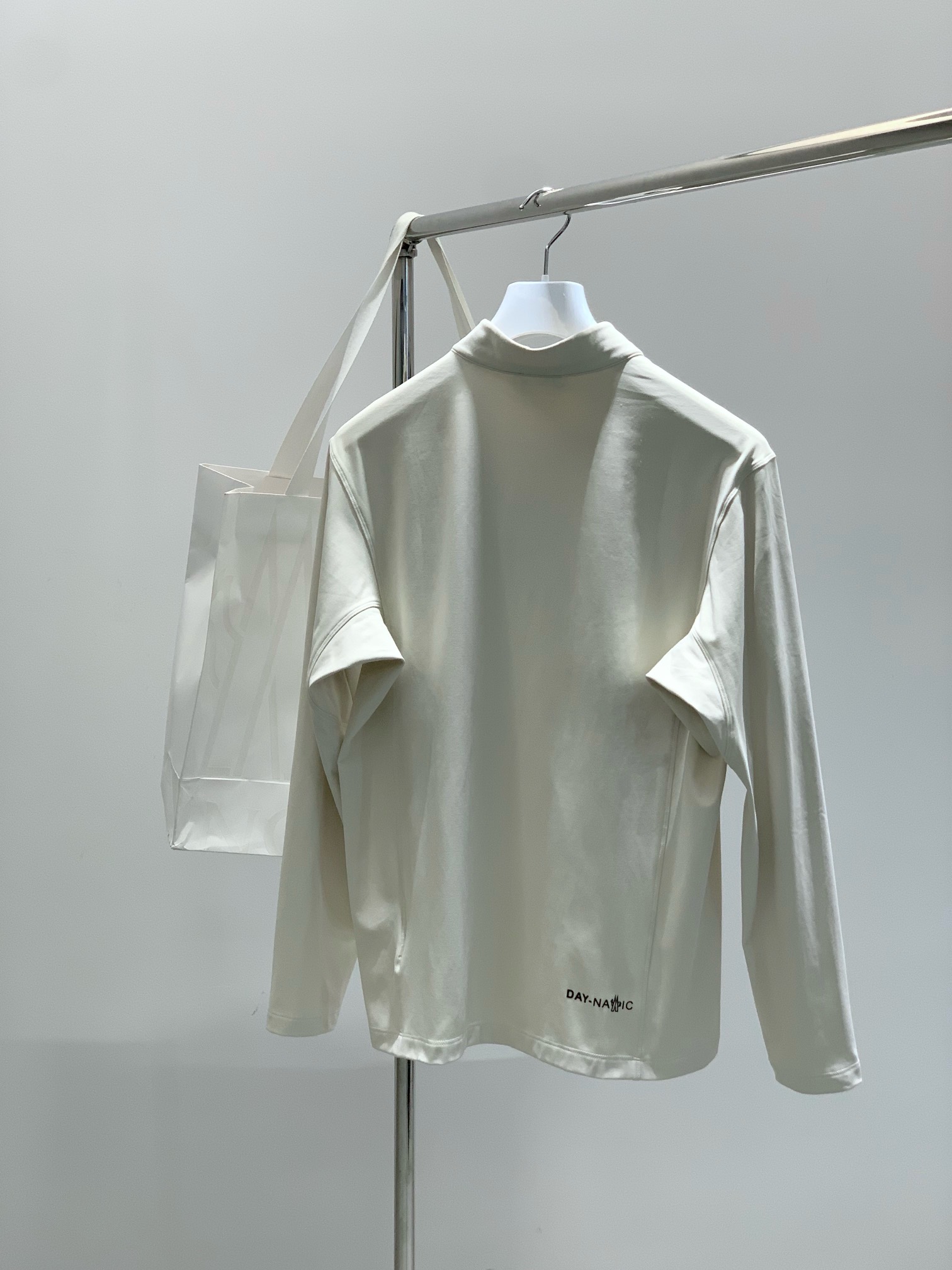 ，Moncler 蒙口，2025秋季最新品，专柜同步有售，原单狠货，时尚休闲圆领长袖T恤，上身舒适！吸睛