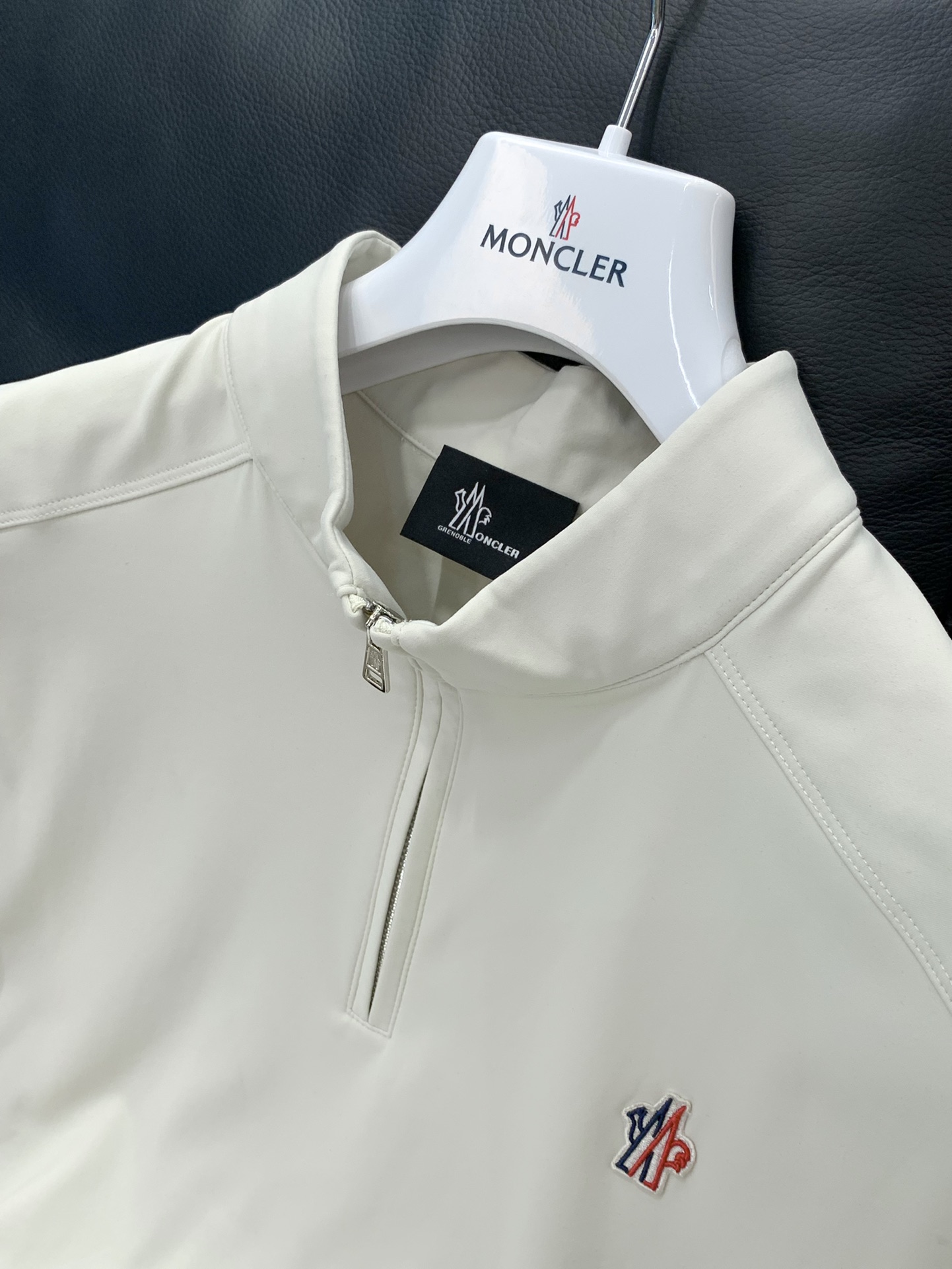 ，Moncler 蒙口，2025秋季最新品，专柜同步有售，原单狠货，时尚休闲圆领长袖T恤，上身舒适！吸睛