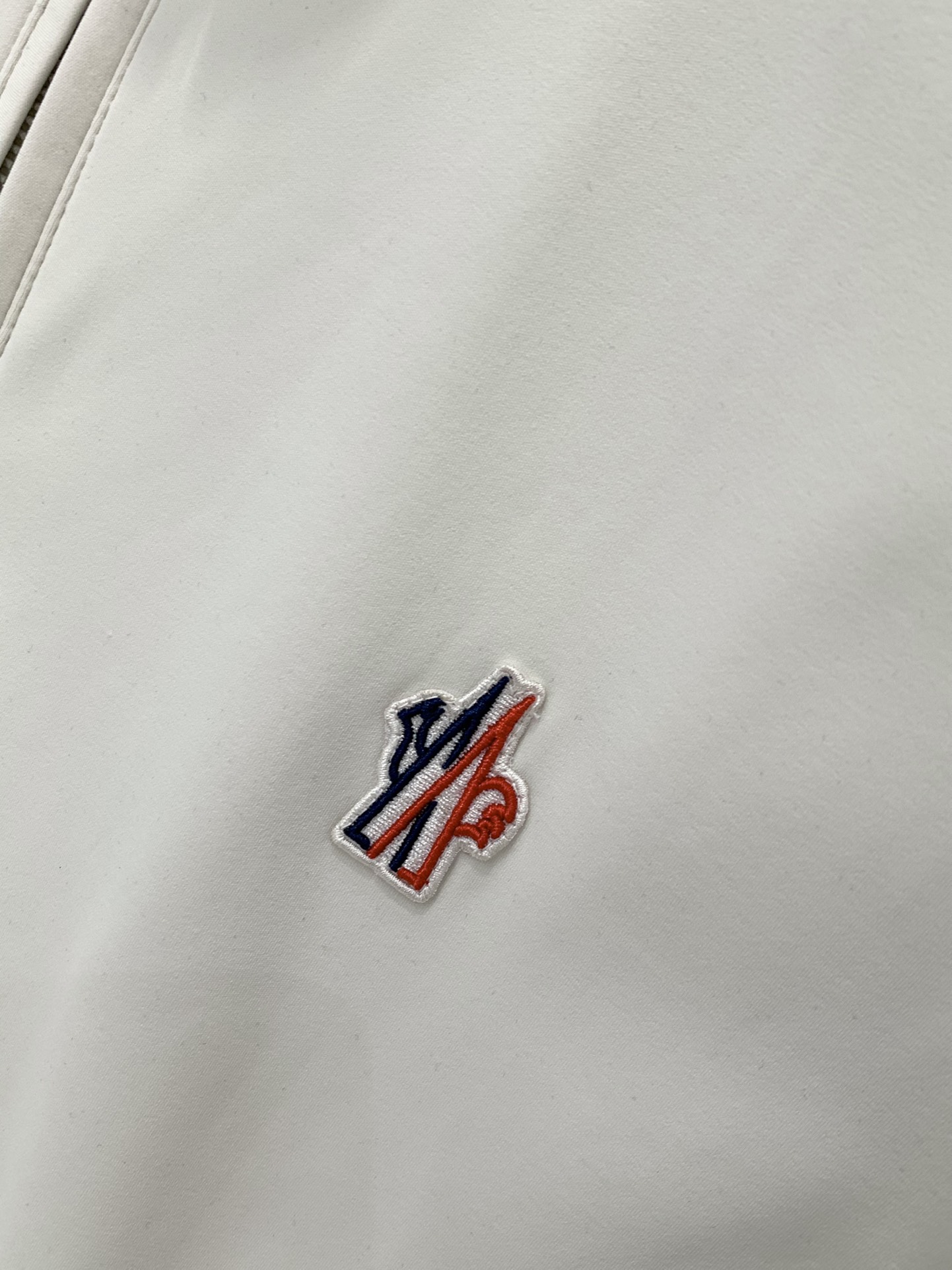 ，Moncler 蒙口，2025秋季最新品，专柜同步有售，原单狠货，时尚休闲圆领长袖T恤，上身舒适！吸睛