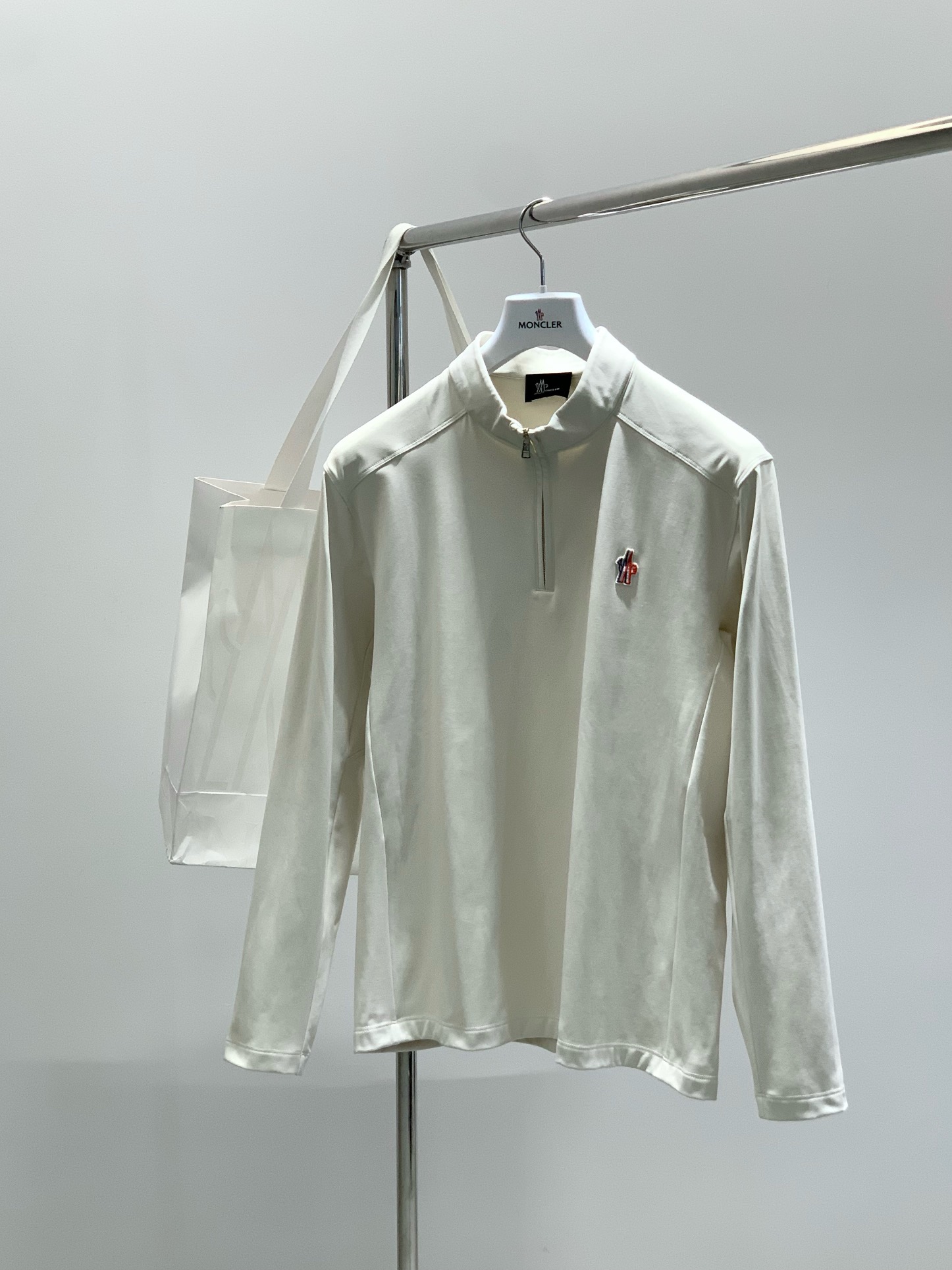 ，Moncler 蒙口，2025秋季最新品，专柜同步有售，原单狠货，时尚休闲圆领长袖T恤，上身舒适！吸睛