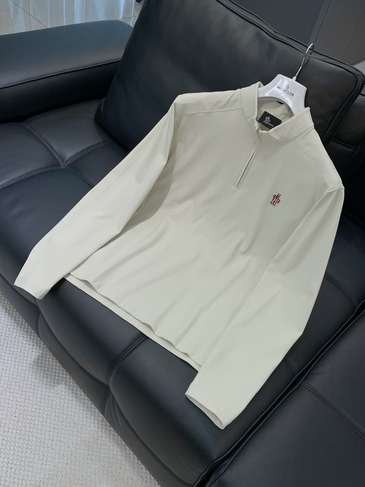 ，Moncler 蒙口，2025秋季最新品，专柜同步有售，原单狠货，时尚休闲圆领长袖T恤，上身舒适！吸睛