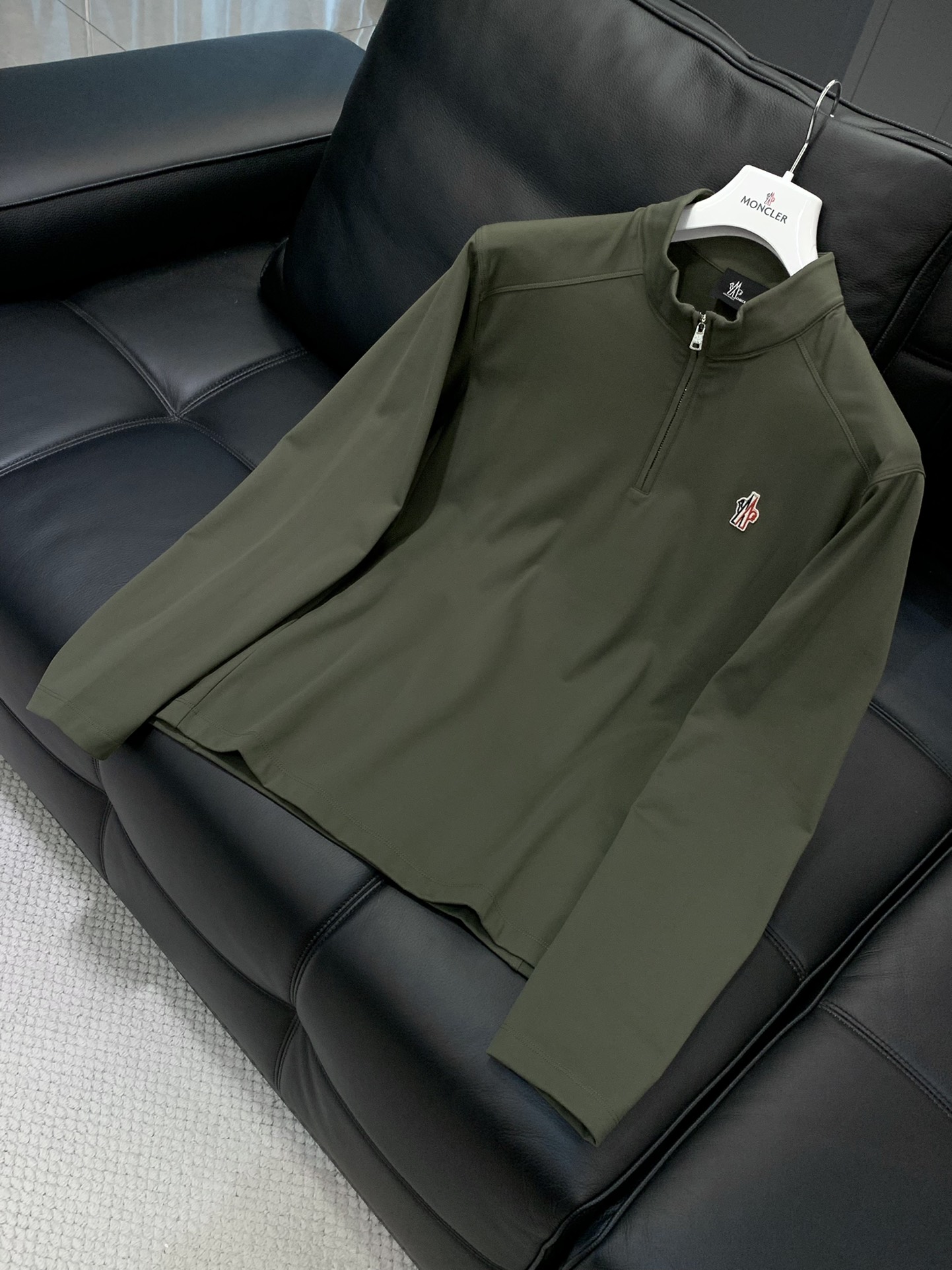 ，Moncler 蒙口，2025秋季最新品，专柜同步有售，原单狠货，时尚休闲圆领长袖T恤，上身舒适！吸睛