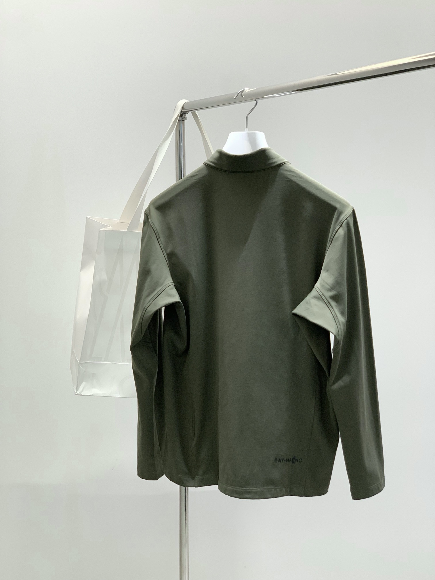 ，Moncler 蒙口，2025秋季最新品，专柜同步有售，原单狠货，时尚休闲圆领长袖T恤，上身舒适！吸睛