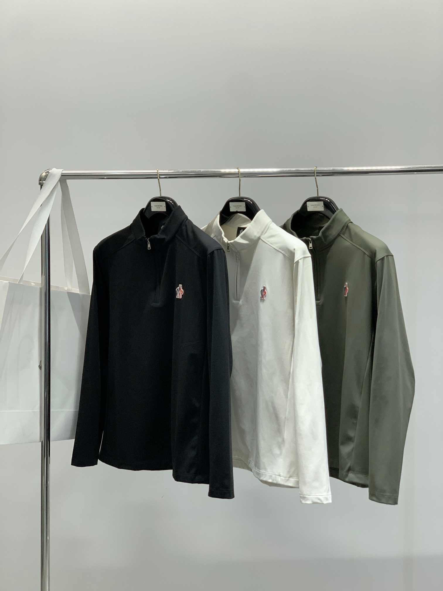 ，Moncler 蒙口，2025秋季最新品，专柜同步有售，原单狠货，时尚休闲圆领长袖T恤，上身舒适！吸睛