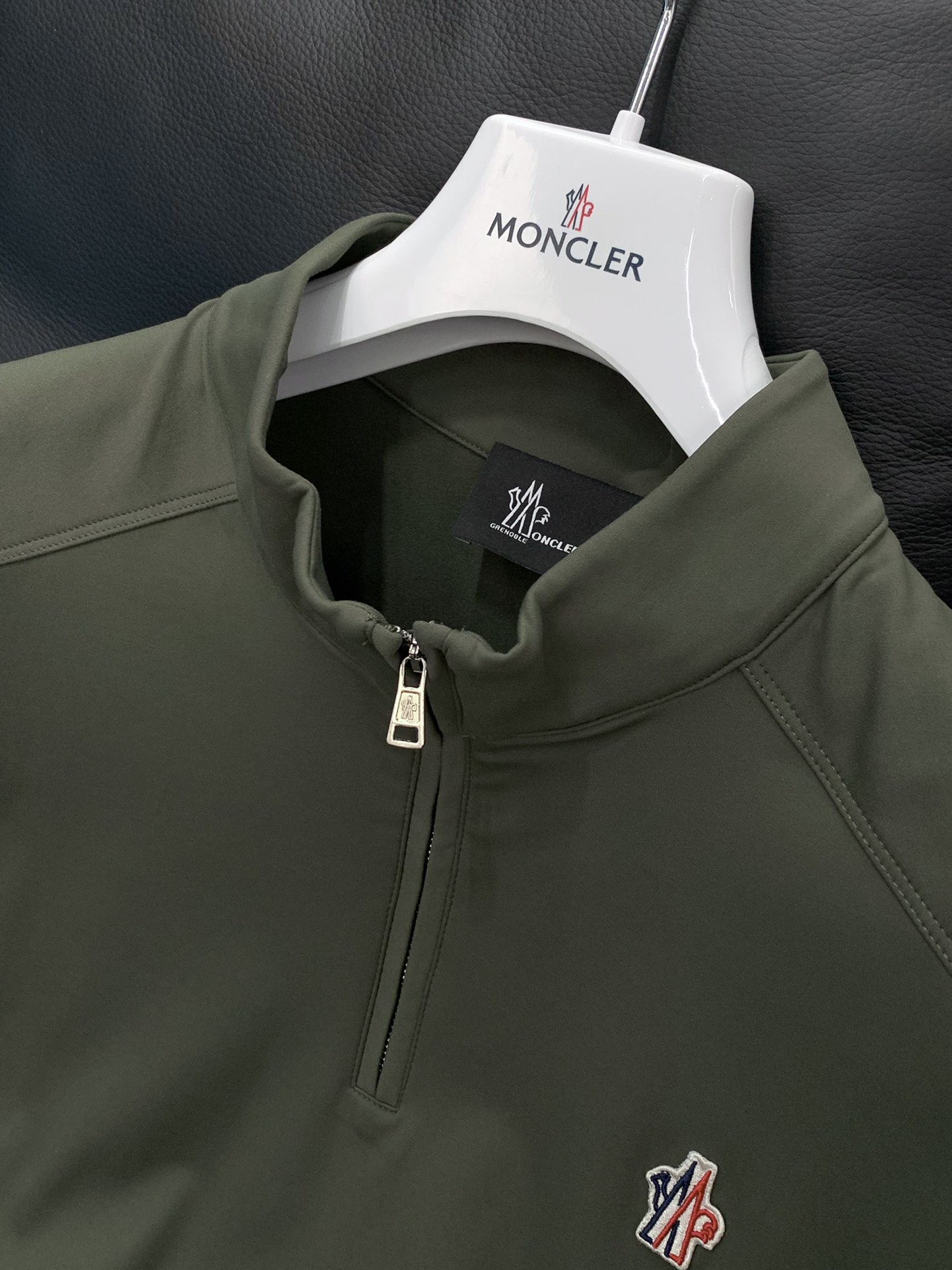，Moncler 蒙口，2025秋季最新品，专柜同步有售，原单狠货，时尚休闲圆领长袖T恤，上身舒适！吸睛
