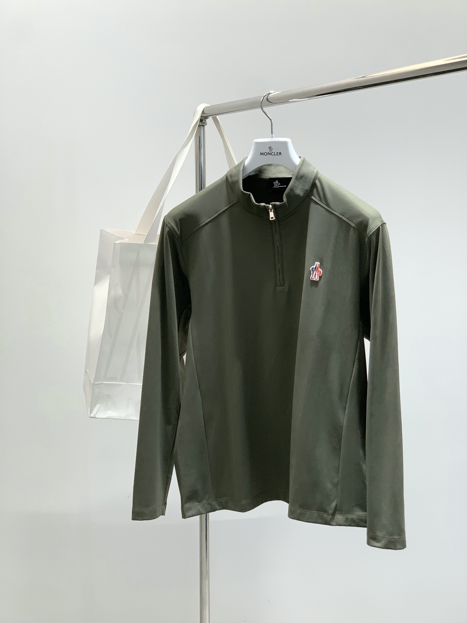 ，Moncler 蒙口，2025秋季最新品，专柜同步有售，原单狠货，时尚休闲圆领长袖T恤，上身舒适！吸睛