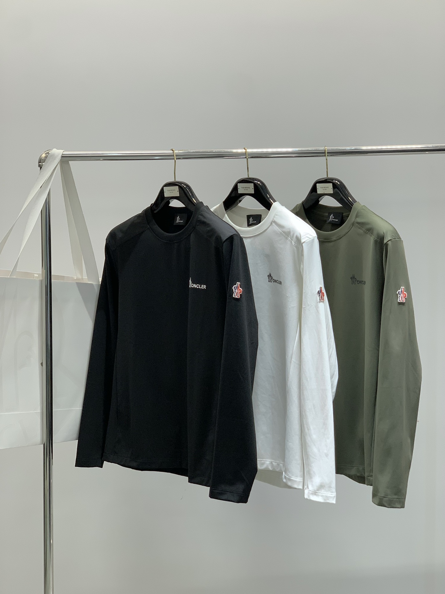 ，Moncler 蒙口，2025秋季最新品，专柜同步有售，原单狠货，时尚休闲圆领长袖T恤，上身舒适！吸睛
