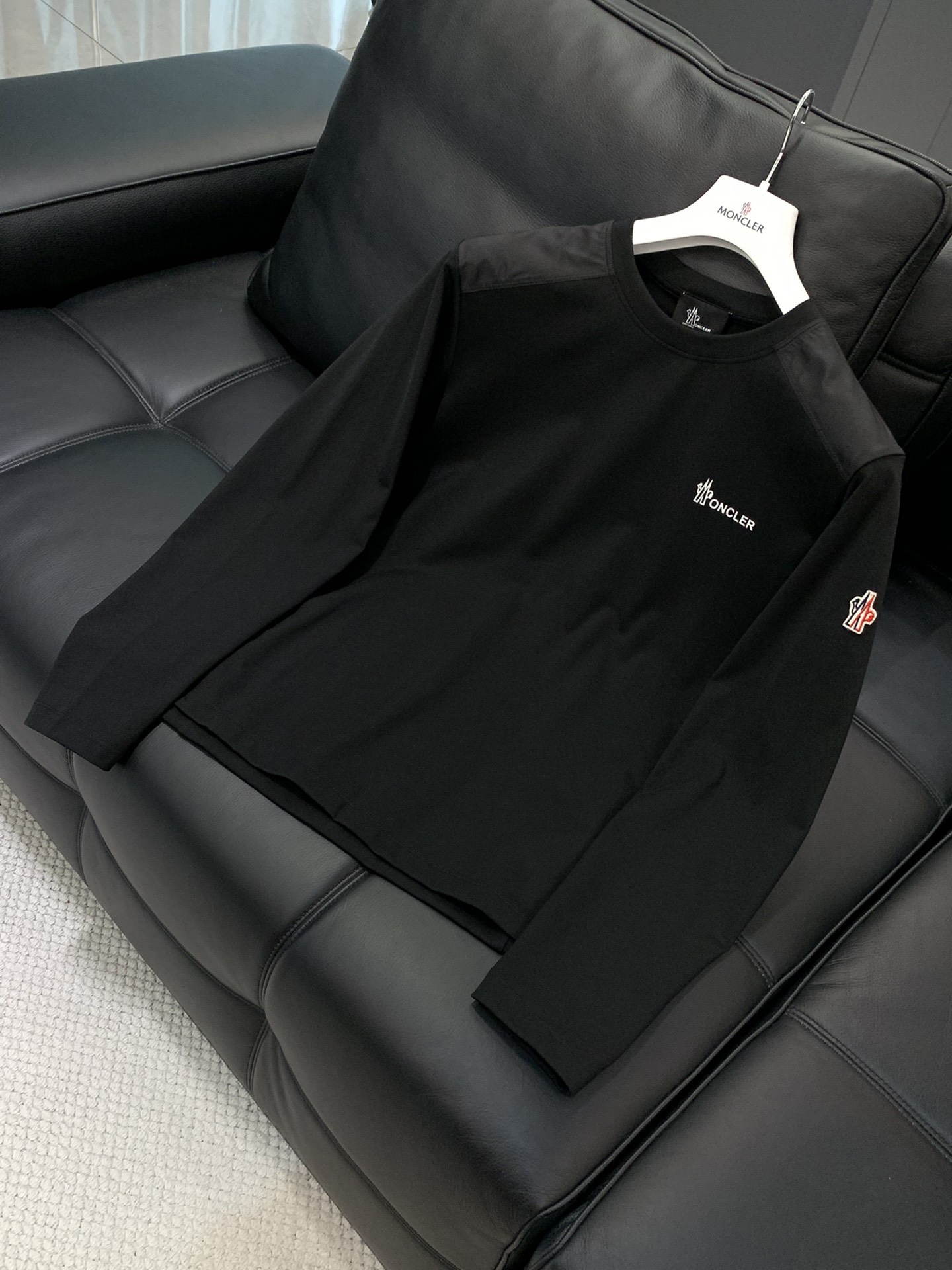 ，Moncler 蒙口，2025秋季最新品，专柜同步有售，原单狠货，时尚休闲圆领长袖T恤，上身舒适！吸睛