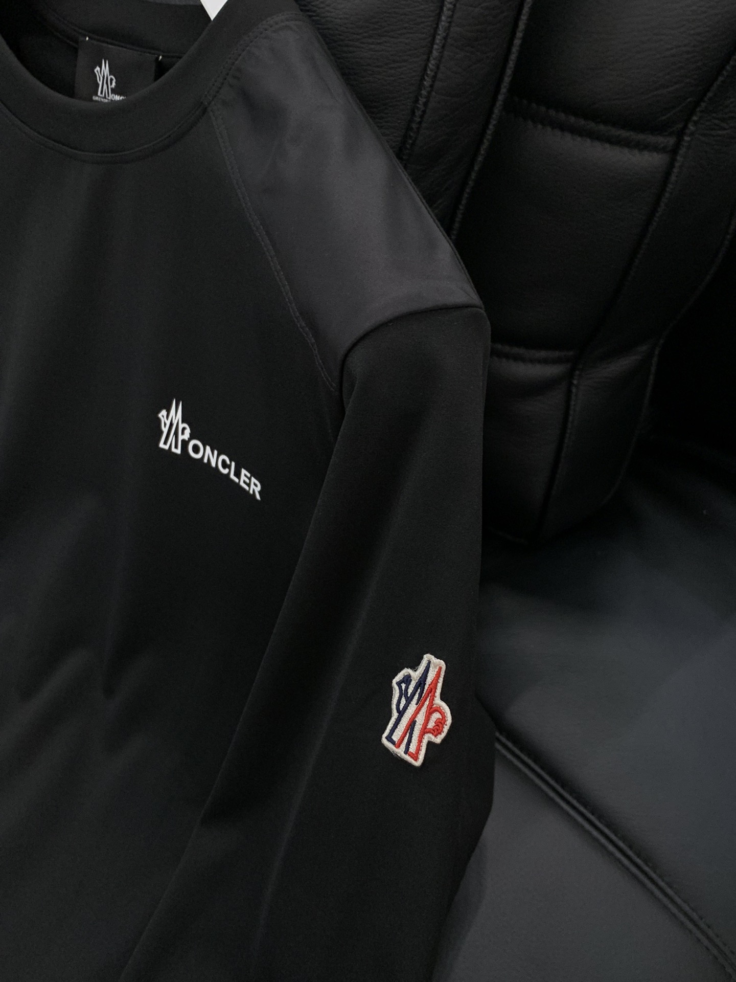 ，Moncler 蒙口，2025秋季最新品，专柜同步有售，原单狠货，时尚休闲圆领长袖T恤，上身舒适！吸睛