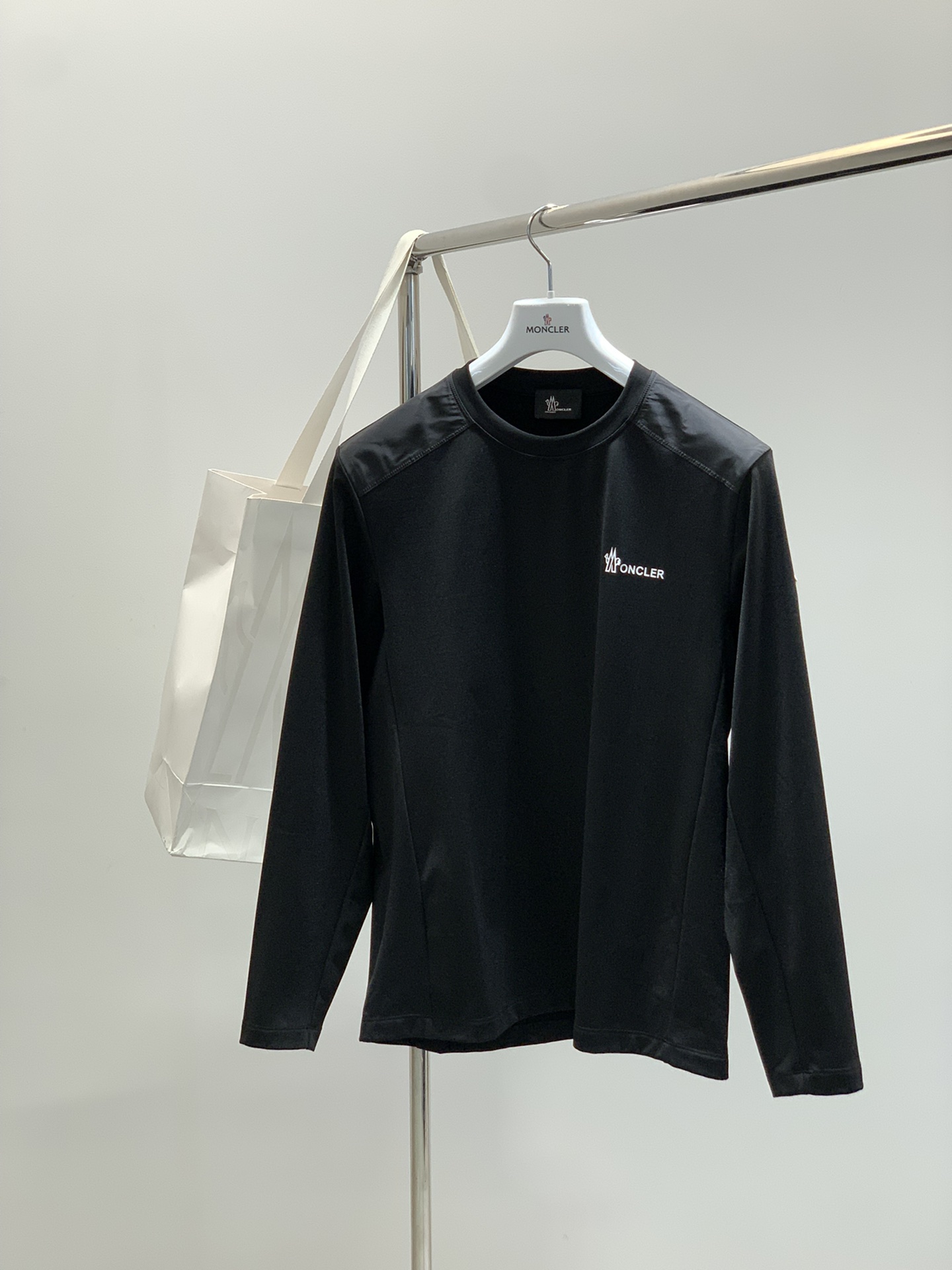 ，Moncler 蒙口，2025秋季最新品，专柜同步有售，原单狠货，时尚休闲圆领长袖T恤，上身舒适！吸睛