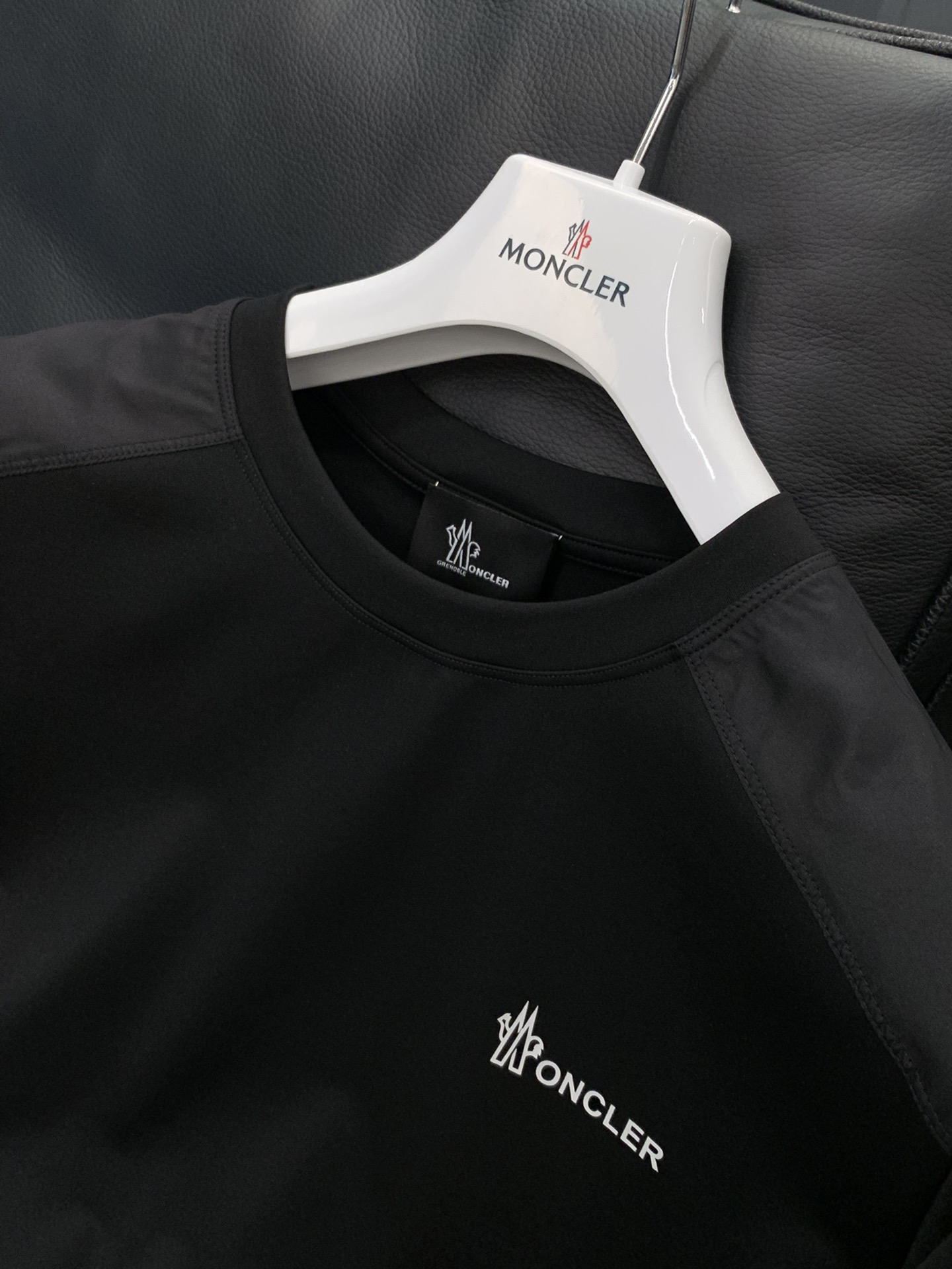 ，Moncler 蒙口，2025秋季最新品，专柜同步有售，原单狠货，时尚休闲圆领长袖T恤，上身舒适！吸睛