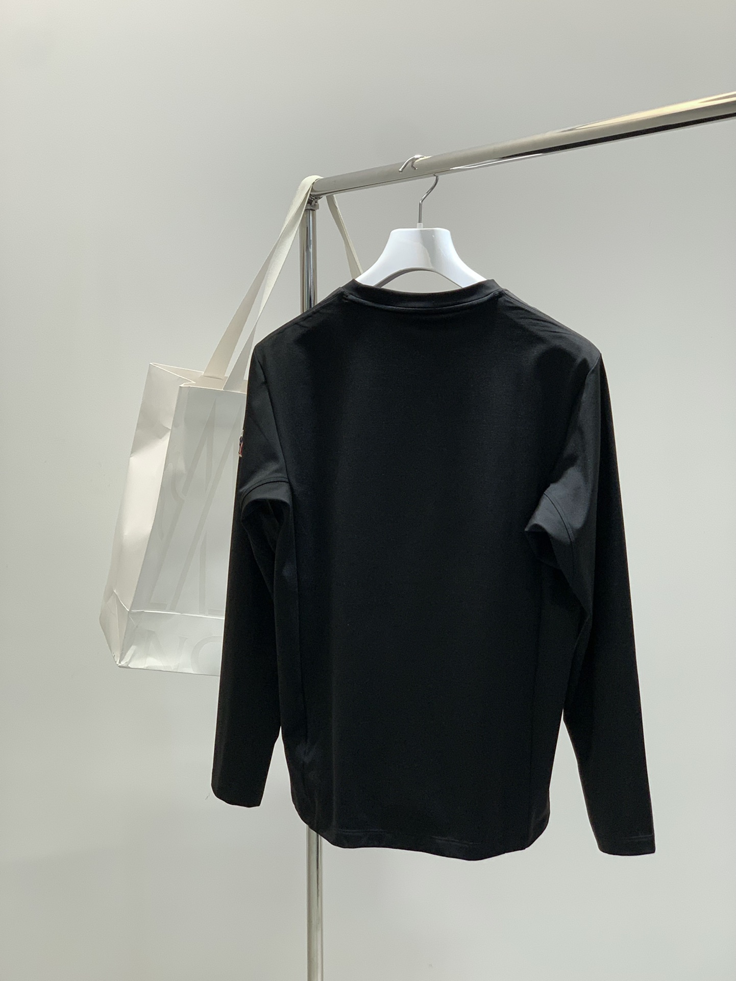 ，Moncler 蒙口，2025秋季最新品，专柜同步有售，原单狠货，时尚休闲圆领长袖T恤，上身舒适！吸睛