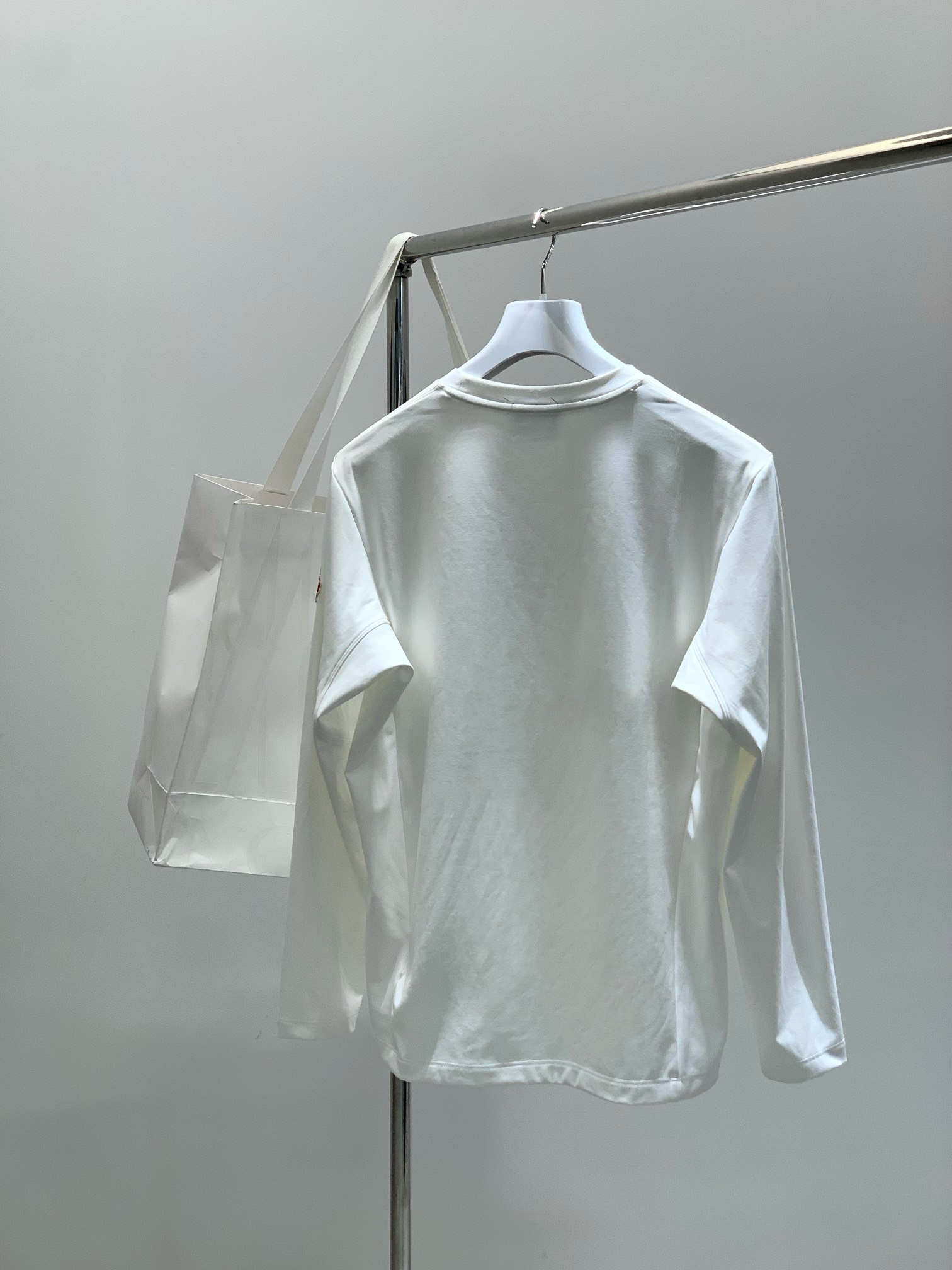 ，Moncler 蒙口，2025秋季最新品，专柜同步有售，原单狠货，时尚休闲圆领长袖T恤，上身舒适！吸睛