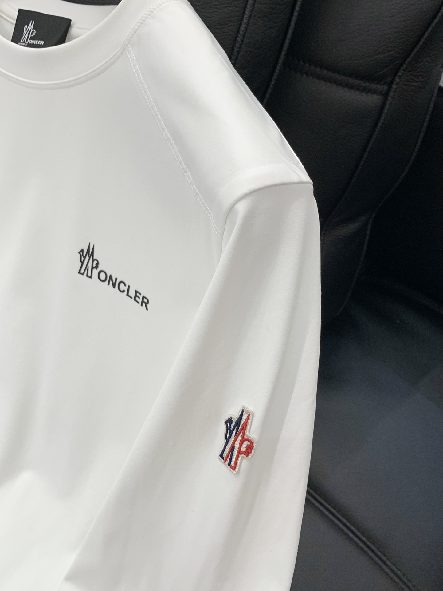 ，Moncler 蒙口，2025秋季最新品，专柜同步有售，原单狠货，时尚休闲圆领长袖T恤，上身舒适！吸睛