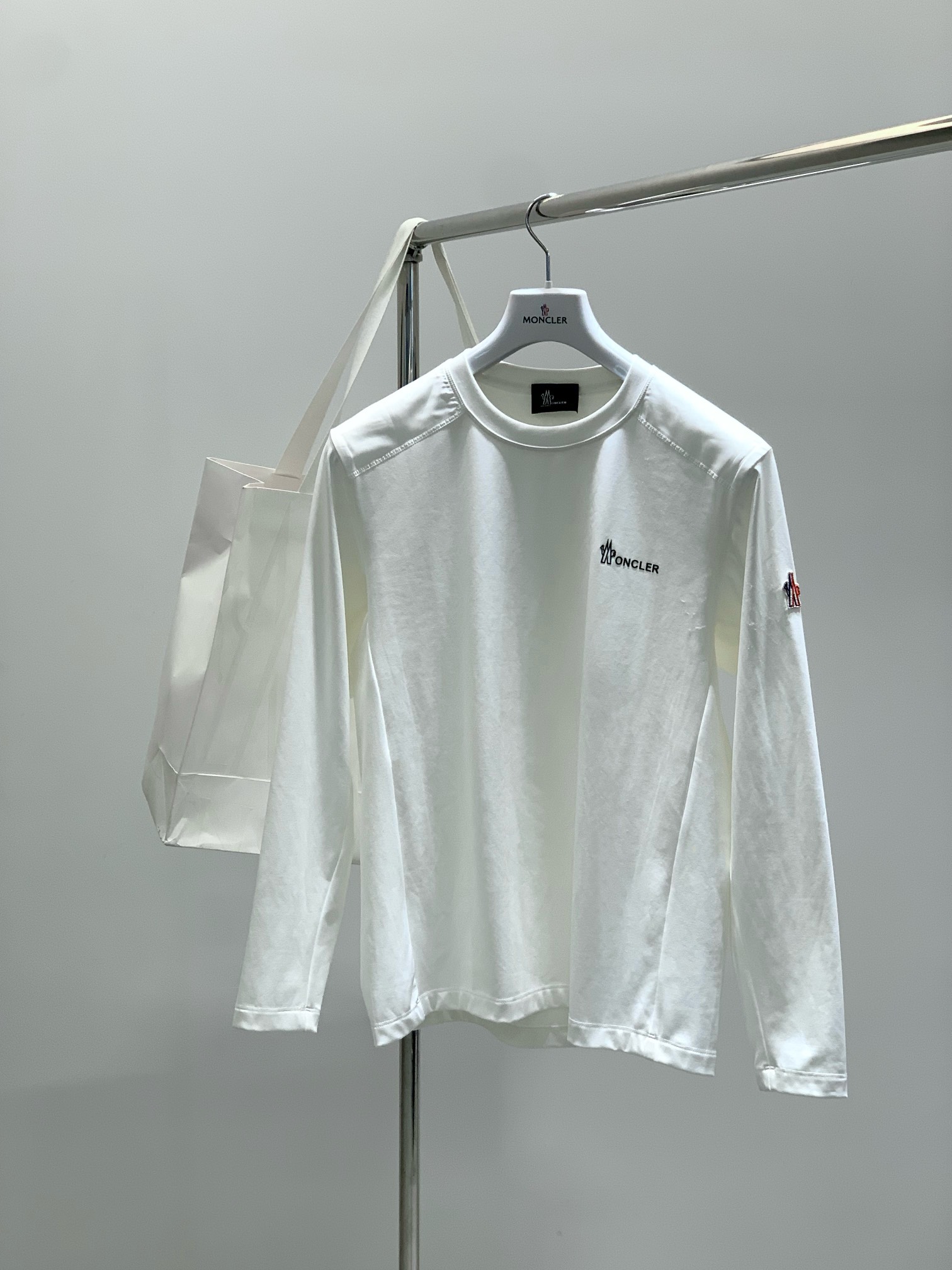 ，Moncler 蒙口，2025秋季最新品，专柜同步有售，原单狠货，时尚休闲圆领长袖T恤，上身舒适！吸睛