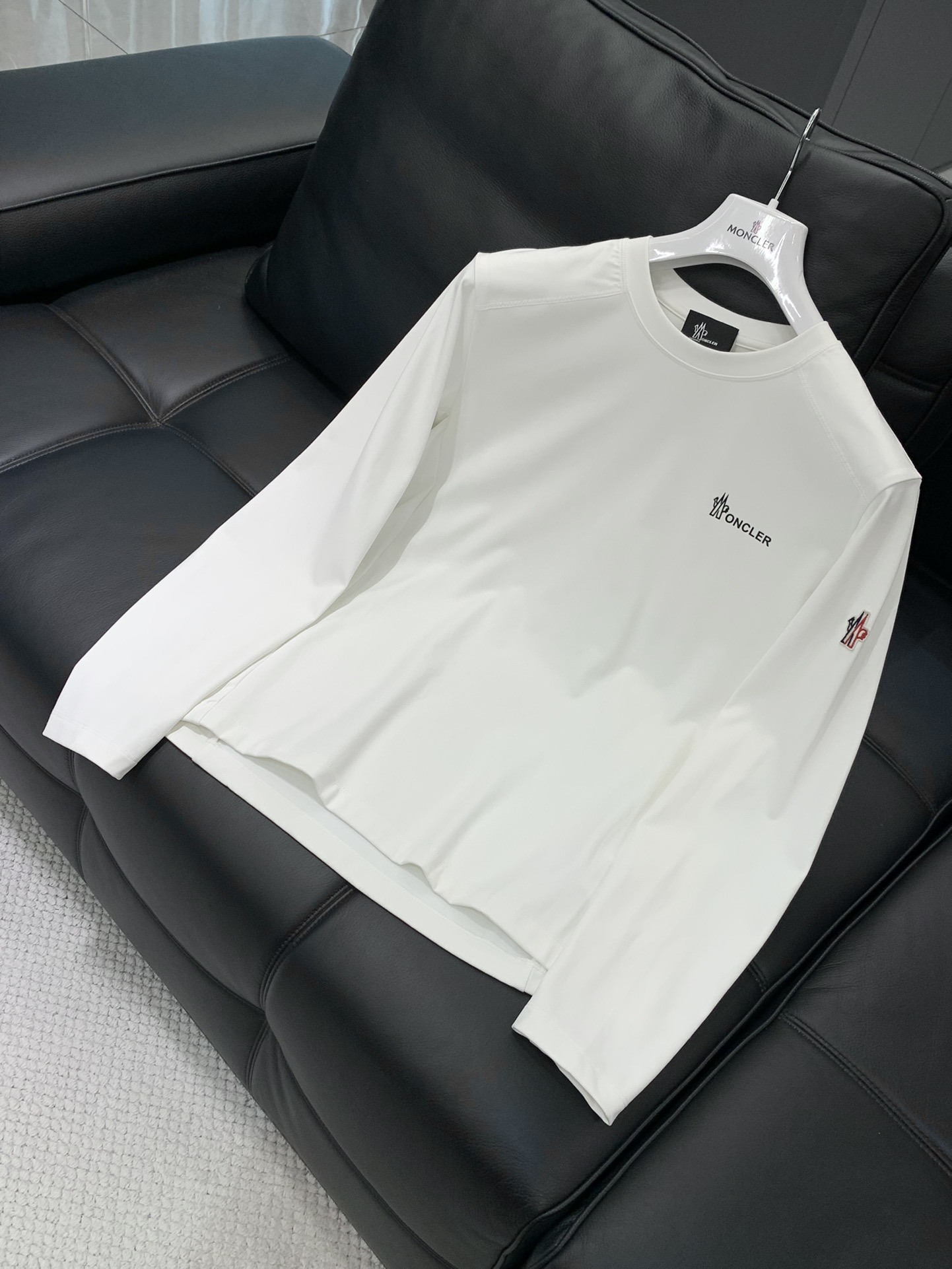 ，Moncler 蒙口，2025秋季最新品，专柜同步有售，原单狠货，时尚休闲圆领长袖T恤，上身舒适！吸睛