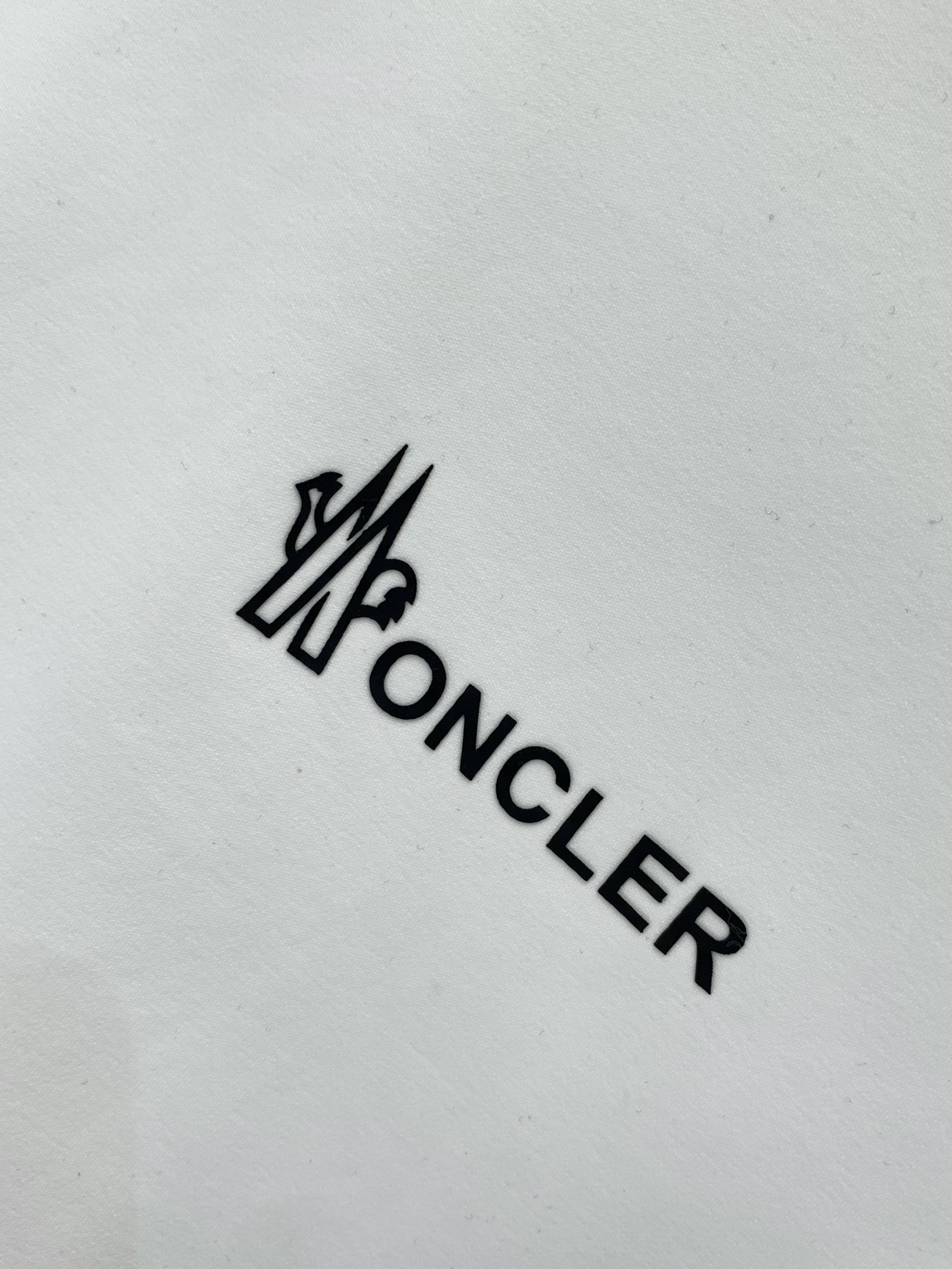 ，Moncler 蒙口，2025秋季最新品，专柜同步有售，原单狠货，时尚休闲圆领长袖T恤，上身舒适！吸睛