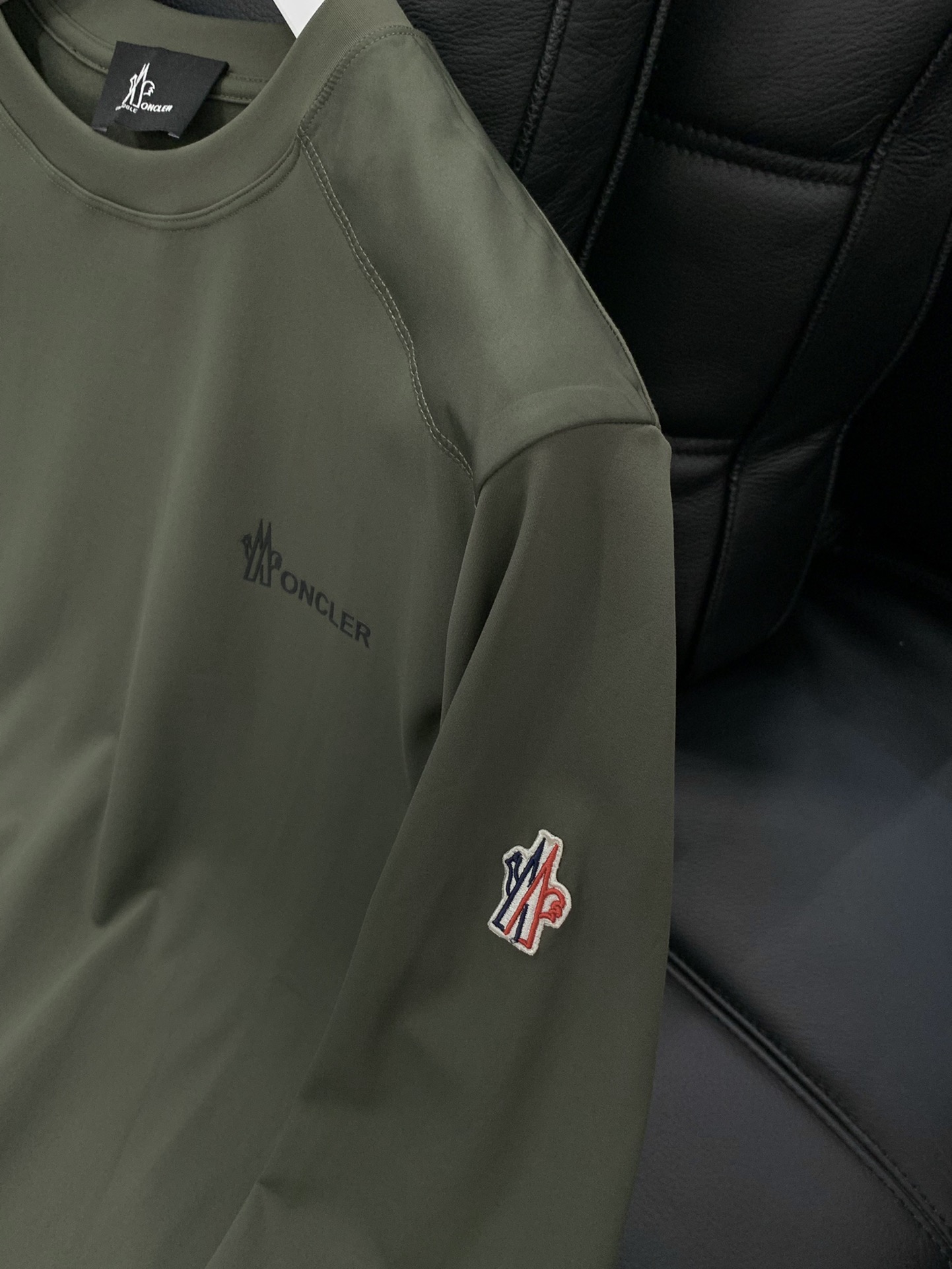 ，Moncler 蒙口，2025秋季最新品，专柜同步有售，原单狠货，时尚休闲圆领长袖T恤，上身舒适！吸睛