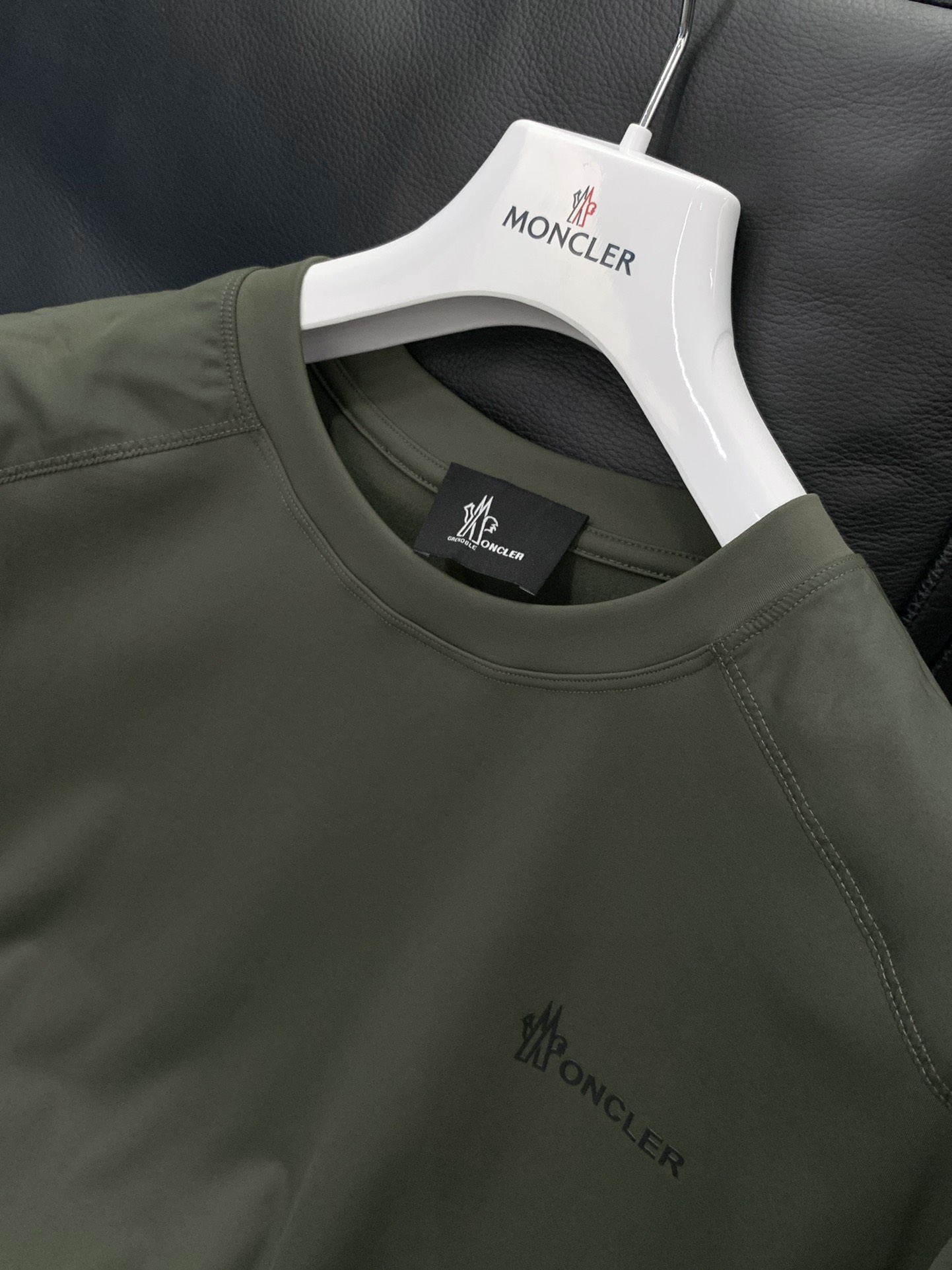 ，Moncler 蒙口，2025秋季最新品，专柜同步有售，原单狠货，时尚休闲圆领长袖T恤，上身舒适！吸睛