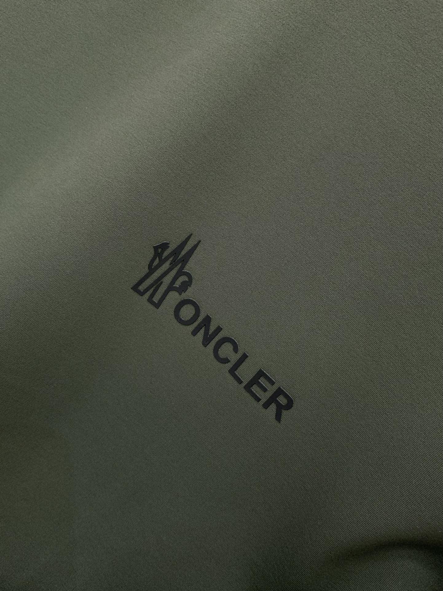 ，Moncler 蒙口，2025秋季最新品，专柜同步有售，原单狠货，时尚休闲圆领长袖T恤，上身舒适！吸睛