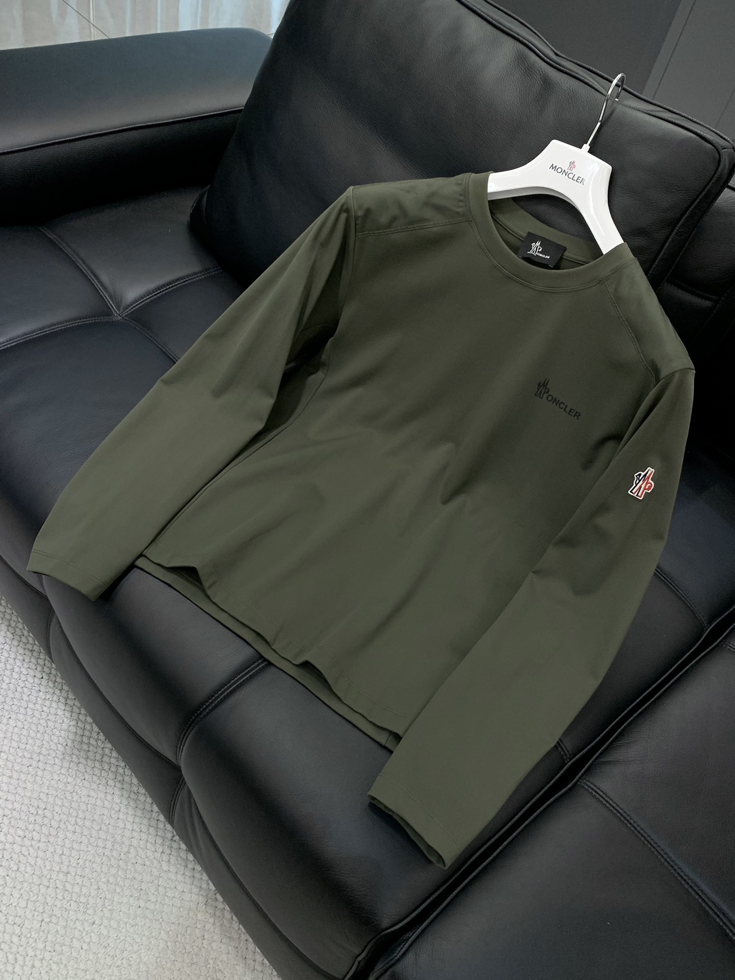 ，Moncler 蒙口，2025秋季最新品，专柜同步有售，原单狠货，时尚休闲圆领长袖T恤，上身舒适！吸睛