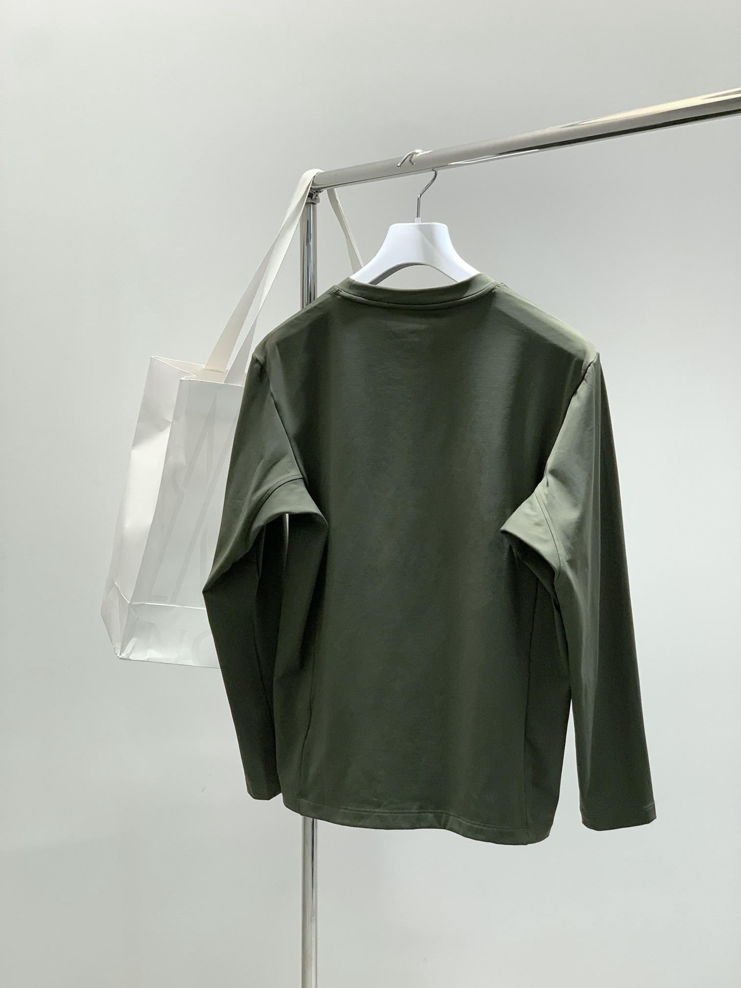 ，Moncler 蒙口，2025秋季最新品，专柜同步有售，原单狠货，时尚休闲圆领长袖T恤，上身舒适！吸睛