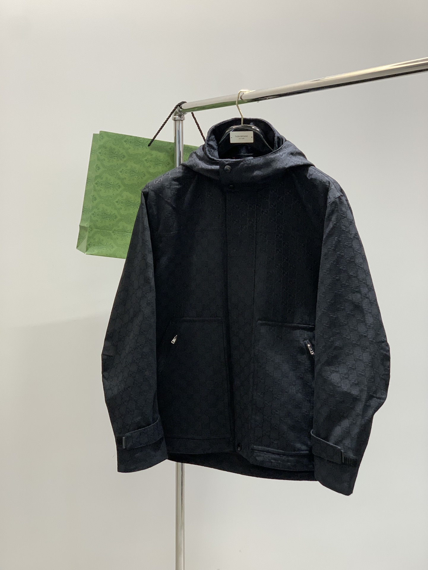 ，Gucci 古驰，2025秋季最新款，专柜同步有售，原单狠货，时尚休闲夹克外套，帽子可摘，上身很有特点