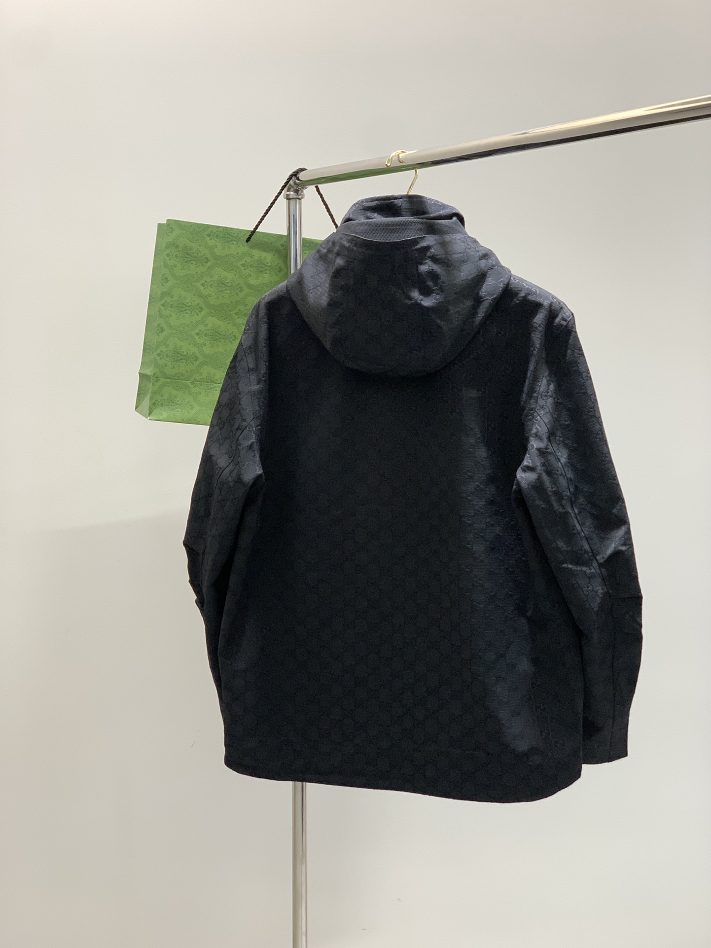 ，Gucci 古驰，2025秋季最新款，专柜同步有售，原单狠货，时尚休闲夹克外套，帽子可摘，上身很有特点