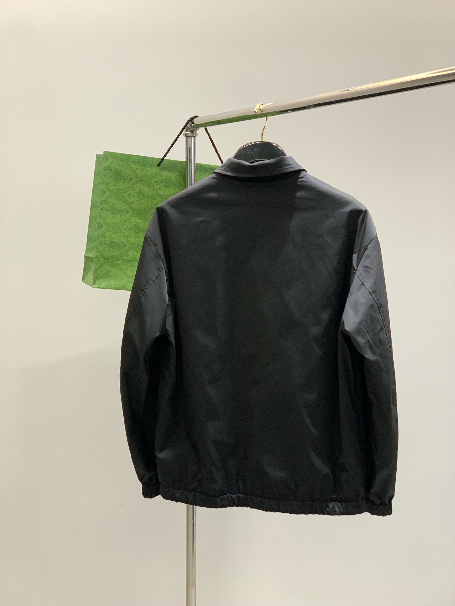 ，Gucci 古驰，2025秋季最新款，专柜同步有售，原单狠货，时尚休闲两面穿夹克外套，上身很有特点！吸