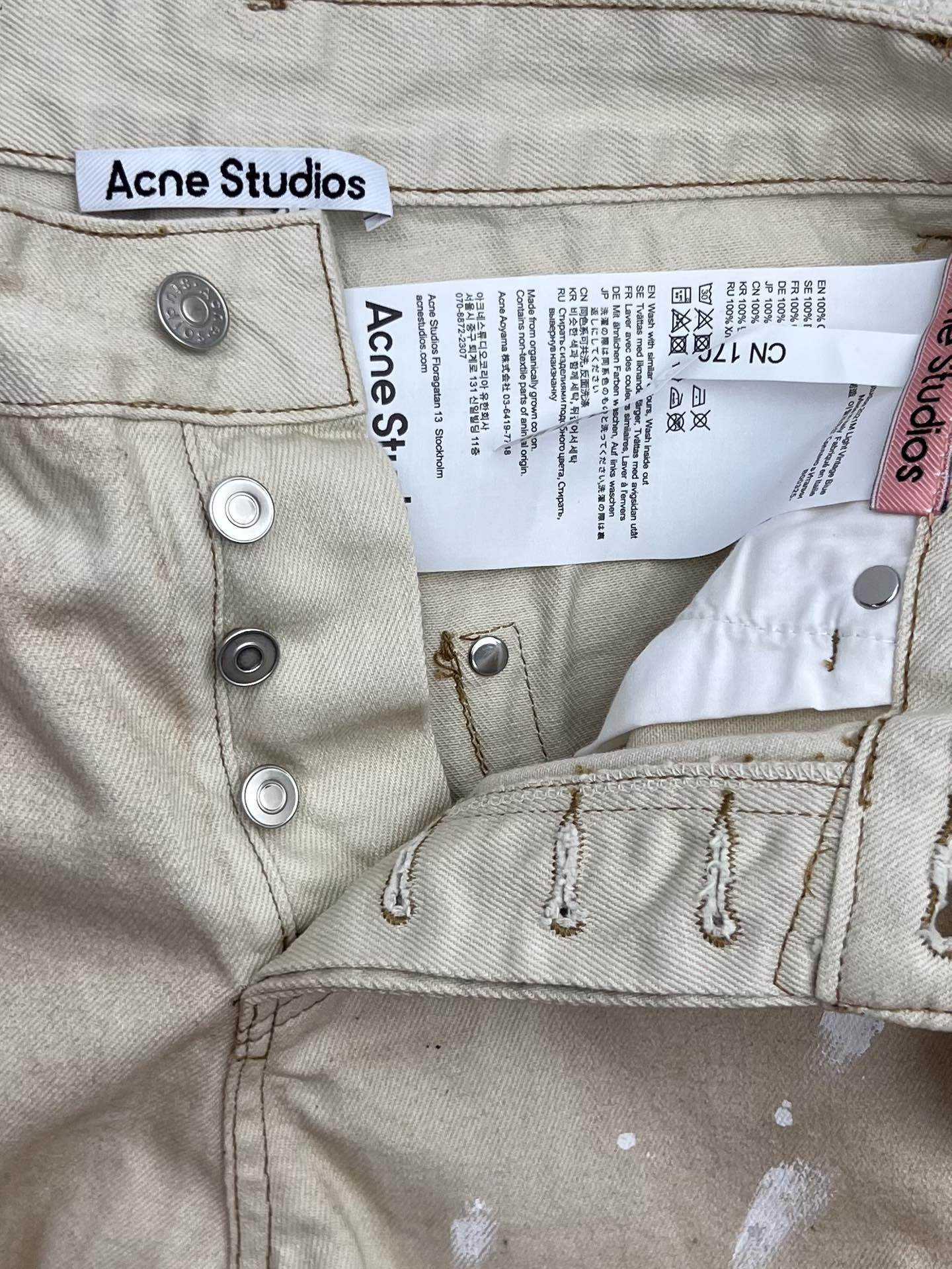 acne studio*泼墨弯刀牛仔裤此款牛仔裤采用弯刀宽松版型选用浅色水洗无弹力牛仔布制成点缀脏染效果