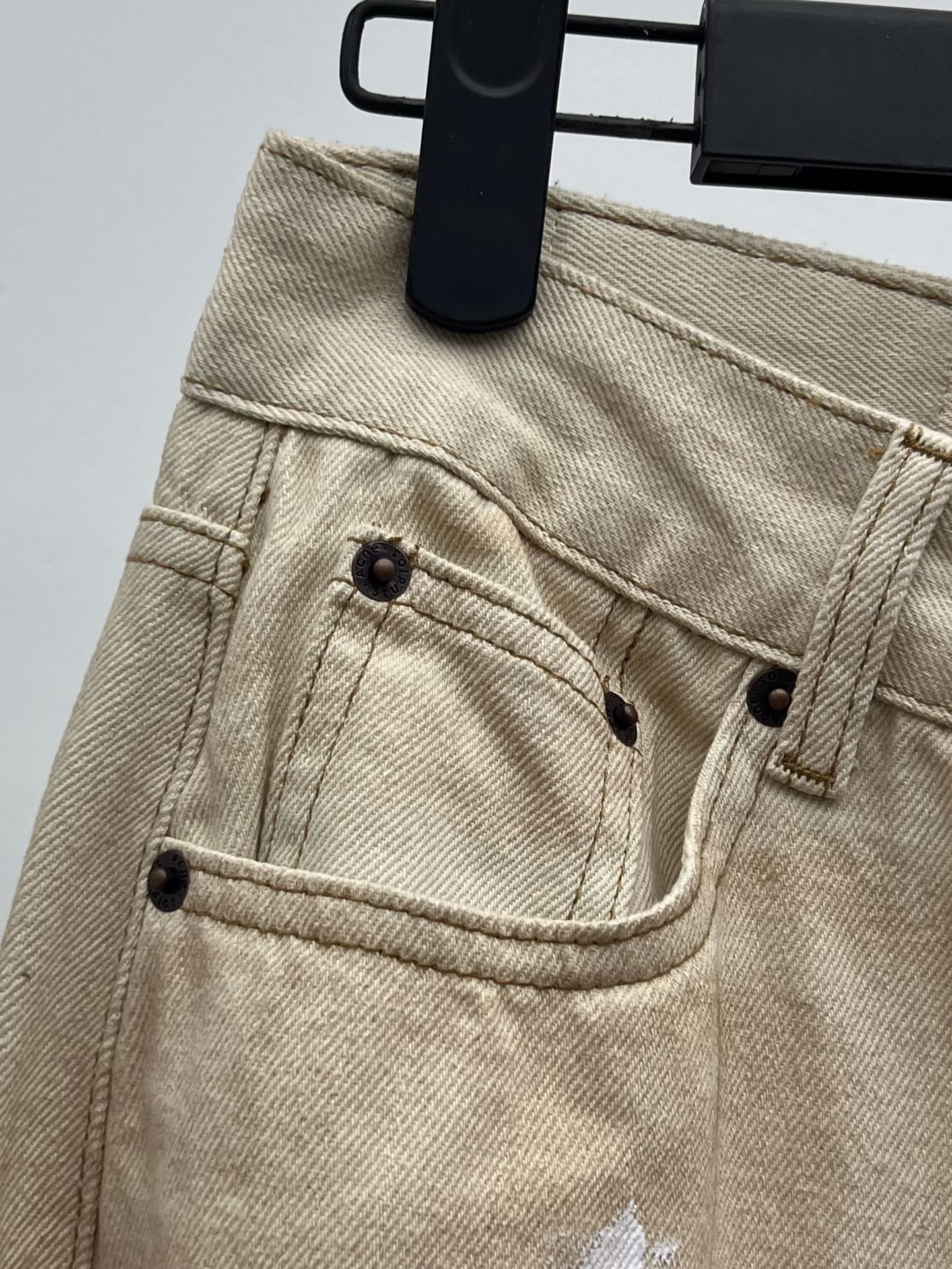 acne studio*泼墨弯刀牛仔裤此款牛仔裤采用弯刀宽松版型选用浅色水洗无弹力牛仔布制成点缀脏染效果