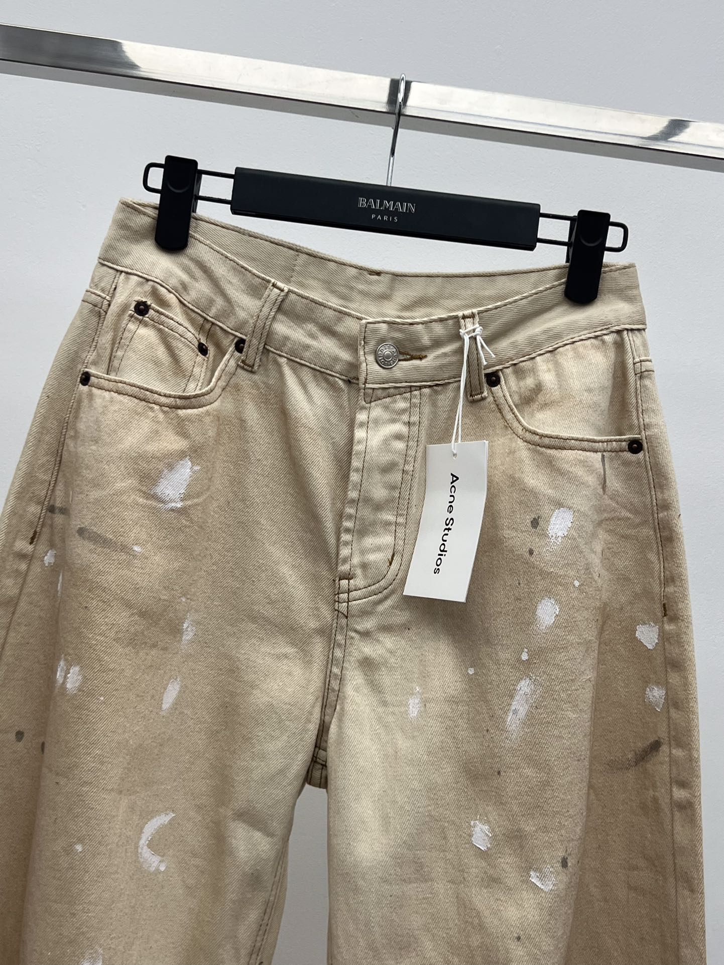 acne studio*泼墨弯刀牛仔裤此款牛仔裤采用弯刀宽松版型选用浅色水洗无弹力牛仔布制成点缀脏染效果